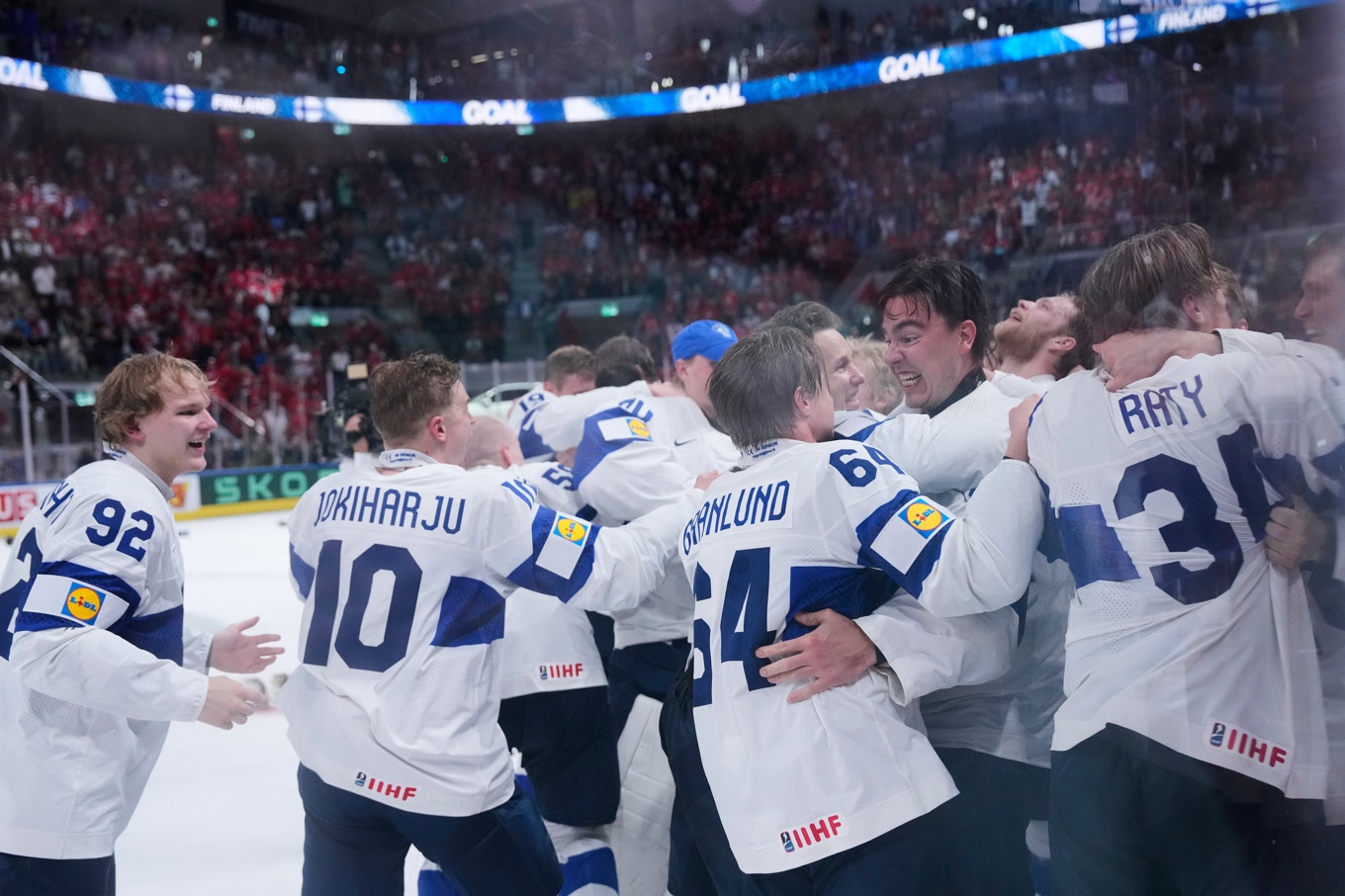 Finland jublar efter finalsegern mot Schweiz. Foto: Darko Bandic/AP/TT