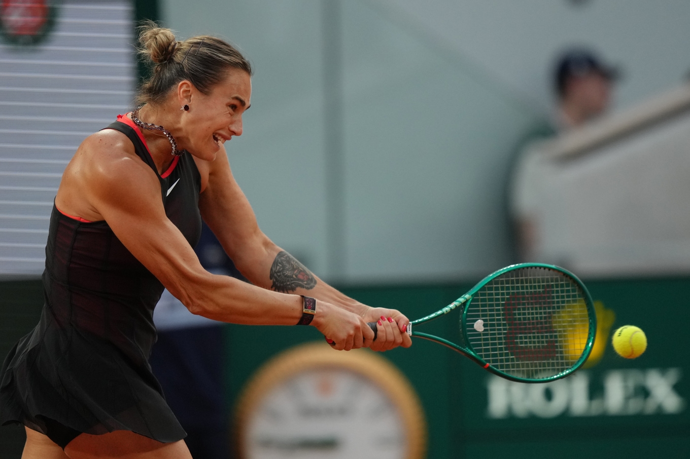 Världsettan Aryna Sabalenka är kvartsfinalklar efter seger över Naomi Osaka. Foto: Aurelien Morissard/AP/TT
