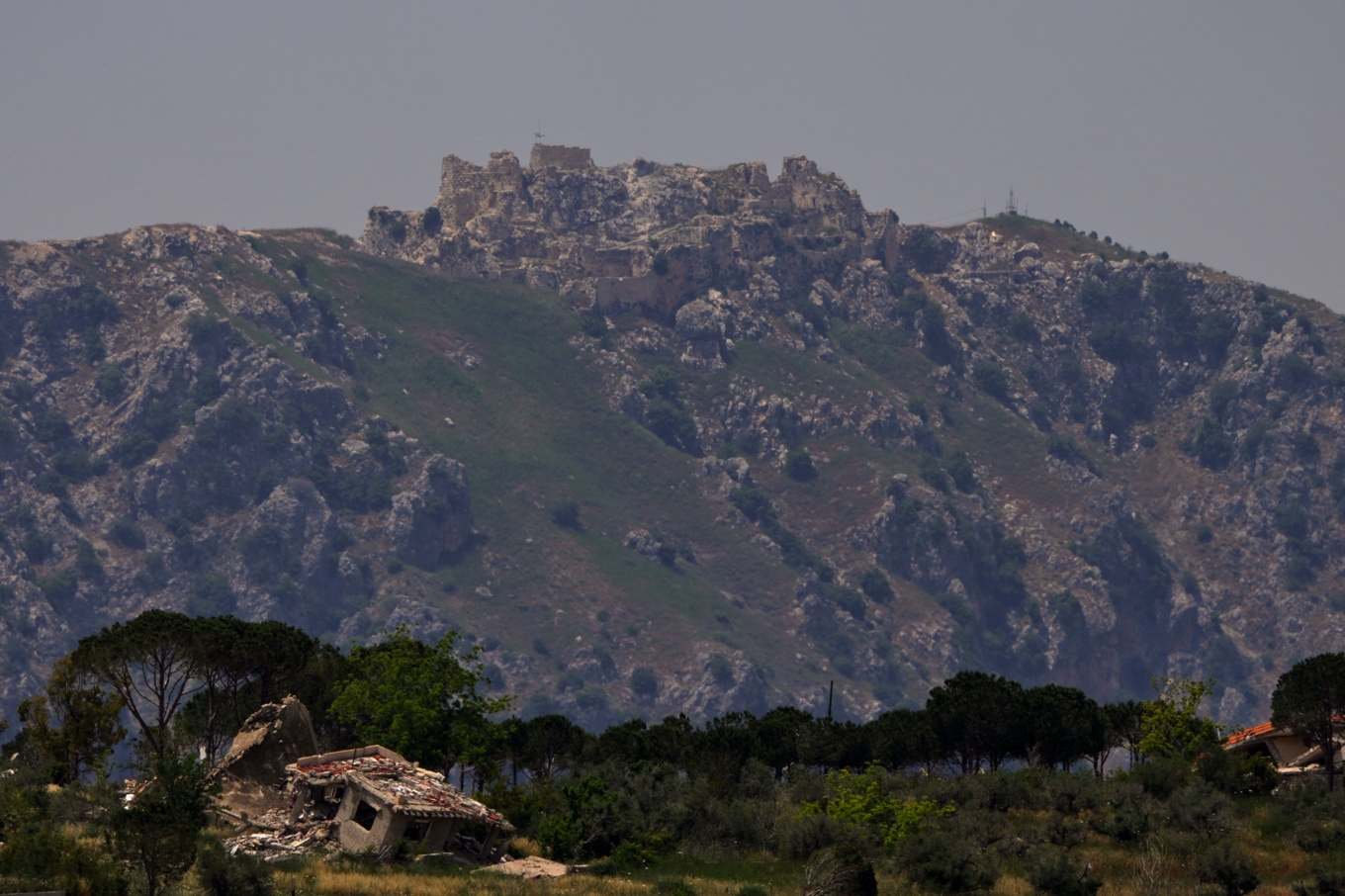 Den israeliska militären har tagit kontroll över den medeltida borgruinen Beaufort i södra Libanon. Foto: Ariel Schalit/AP/TT