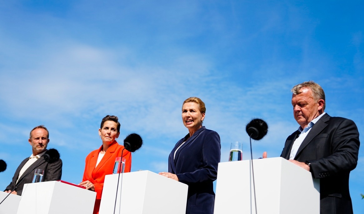 Ledarna för de fyra partier som ingår i den nya danska regeringen – Martin Lidegaard (De radikale), Pia Olsen Dyhr (SF),Mette Frederiksen (Socialdemokratiet), och Lars Løkke Rasmussen (Moderaterne) vid tisdagens presskonferens utanför representationsresidenset Marienborg, Foto: Mads Claus Rasmussen/Ritzau/TT