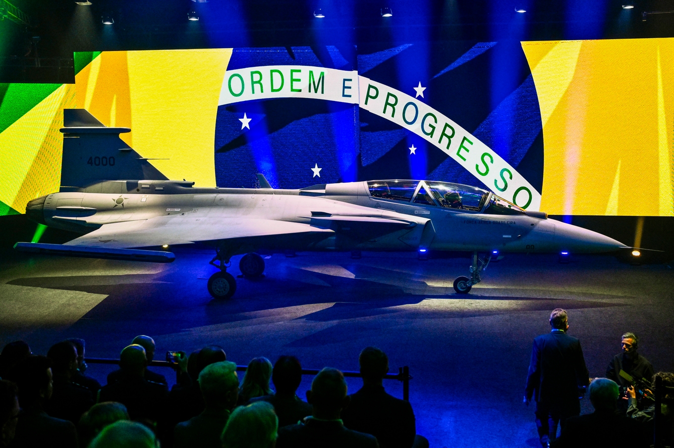 Här avtäcks det första Gripen F-planet i Linköping, med Brasiliens flagga i bakgrunden. Foto: Jonas Ekströmer/TT