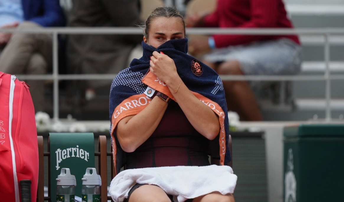 Aryna Sabalenka är ute ur Franska mästerskapen efter kollaps. Foto: Aurelien Morissard /AP/TT