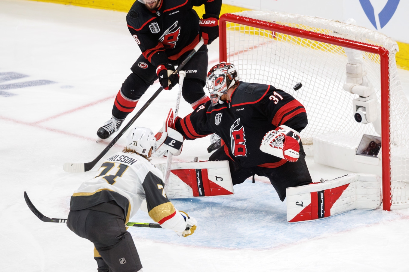 Vegas svenskstjärna William Karlsson (i förgrunden) gör mål på Carolina. Foto: Ben McKeown/AP/TT