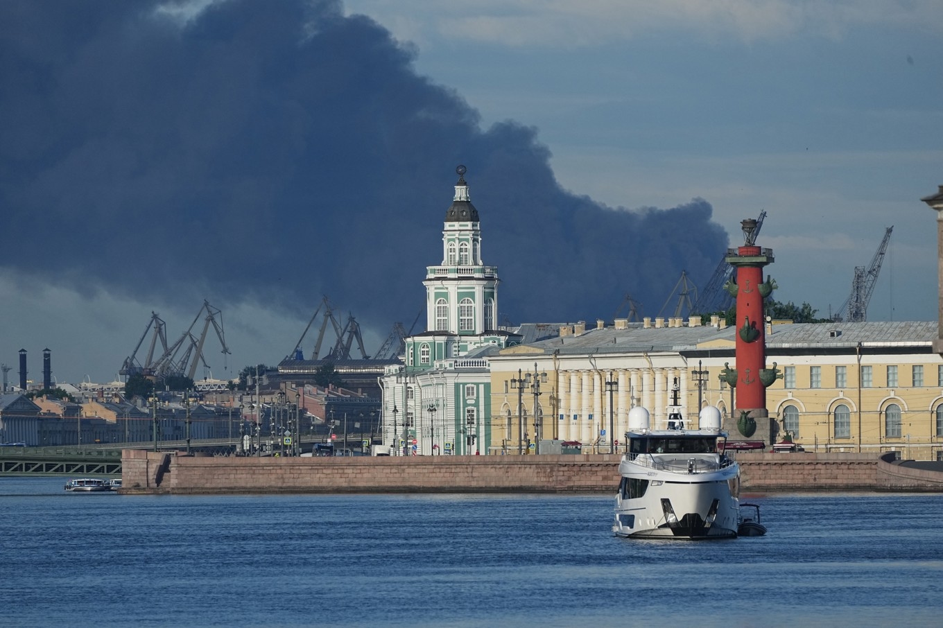 Rök ovan hamnen i S:t Petersburg efter ukrainska drönaranfall tidig onsdag. Foto: AP/TT