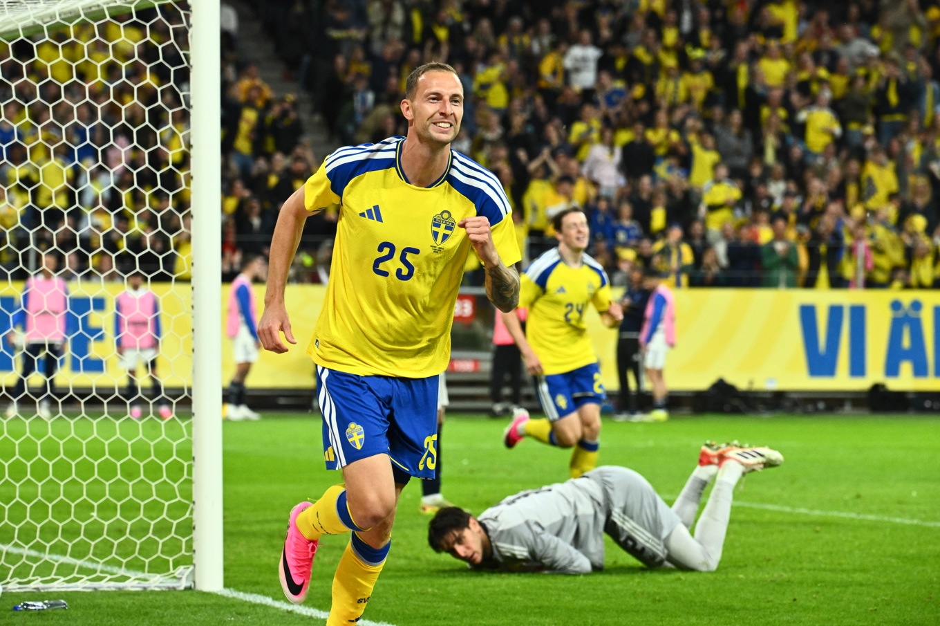 Inhopparen Gustaf Nilsson jublar efter att ha gjort Sveriges 2–1-mål mot Grekland. Foto: Claudio Bresciani/TT