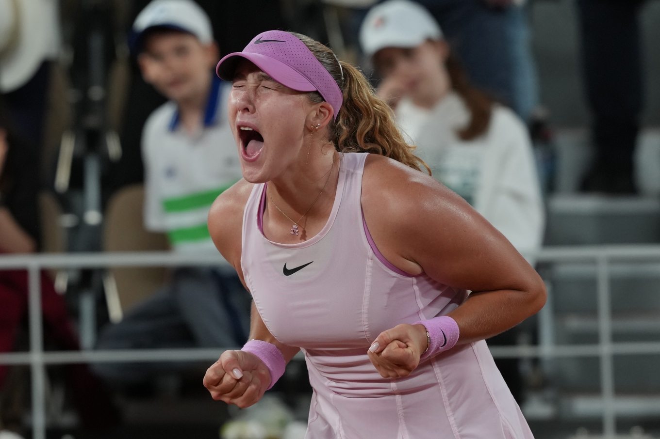 Rysslands Mirra Andrejeva jublar efter semifinalsegern över ukrainskan Marta Kostjuk. Foto: Thibault Camus /AP/TT