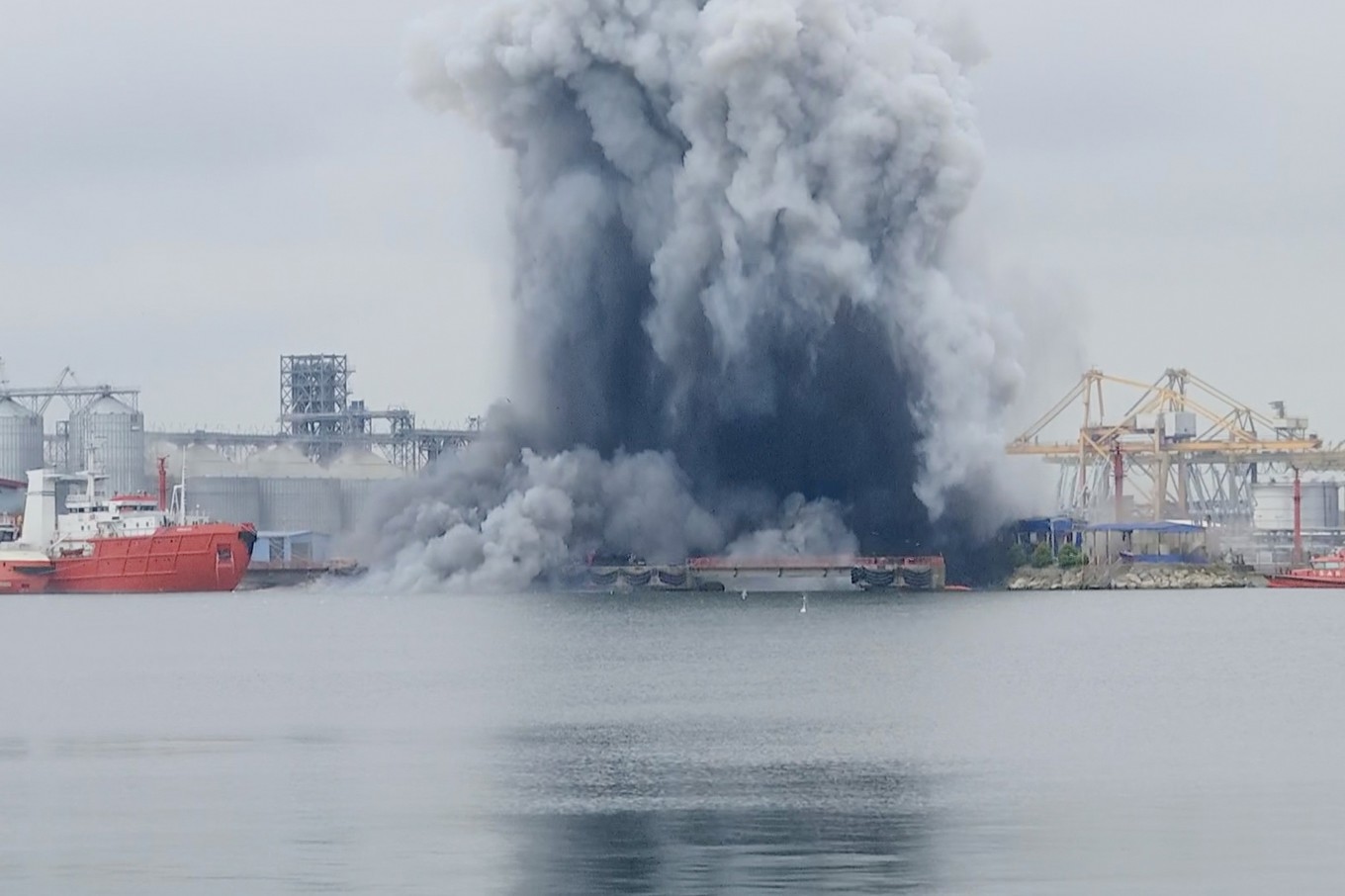 Havsdrönarexplosionen i hamnen i den rumänska staden Constanta. Foto: AP/TT