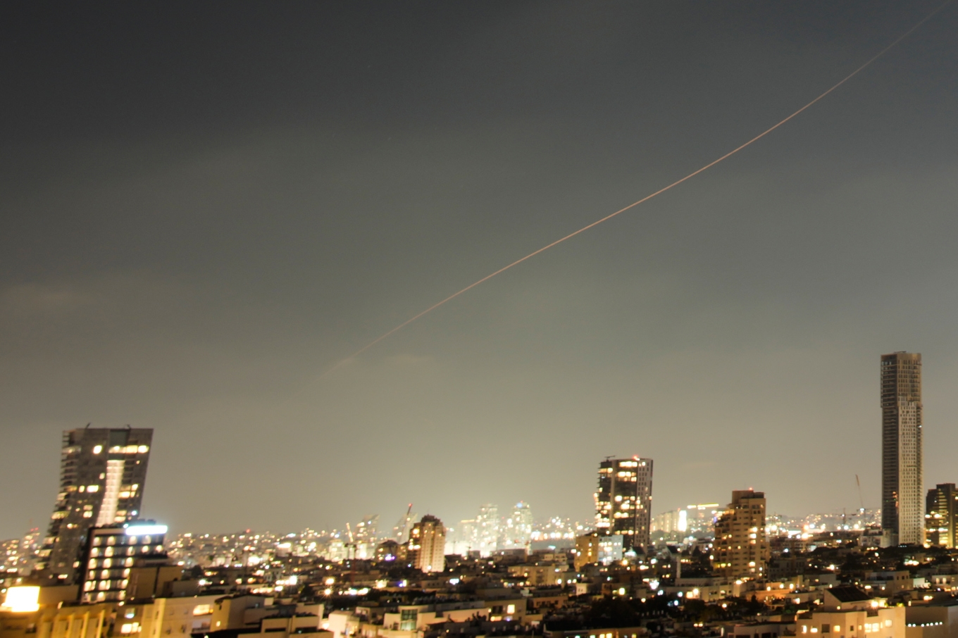 Israels luftvärn har skjutit ned alla inkommande iranska robotar, enligt israelisk militär. Foto: Ohad Zwigenberg/AP/TT