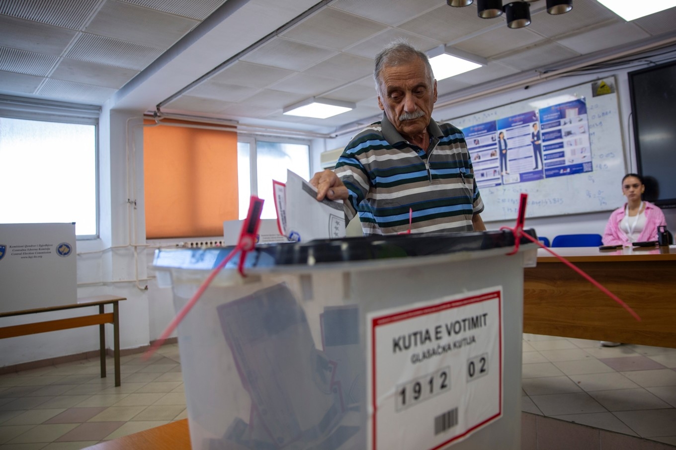 En man lägger sin röst i Pristina i söndagens nyval i Kosovo. Foto: Visar Kryeziu/AP/TT