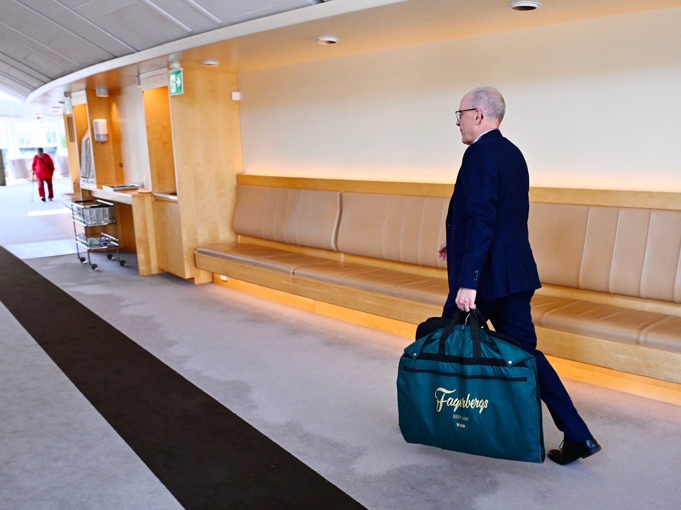 Kristdemokraternas ledamot Ingemar Kihlström på väg in till omröstningarna efter tågförseningen. Foto: Anders Wiklund/TT