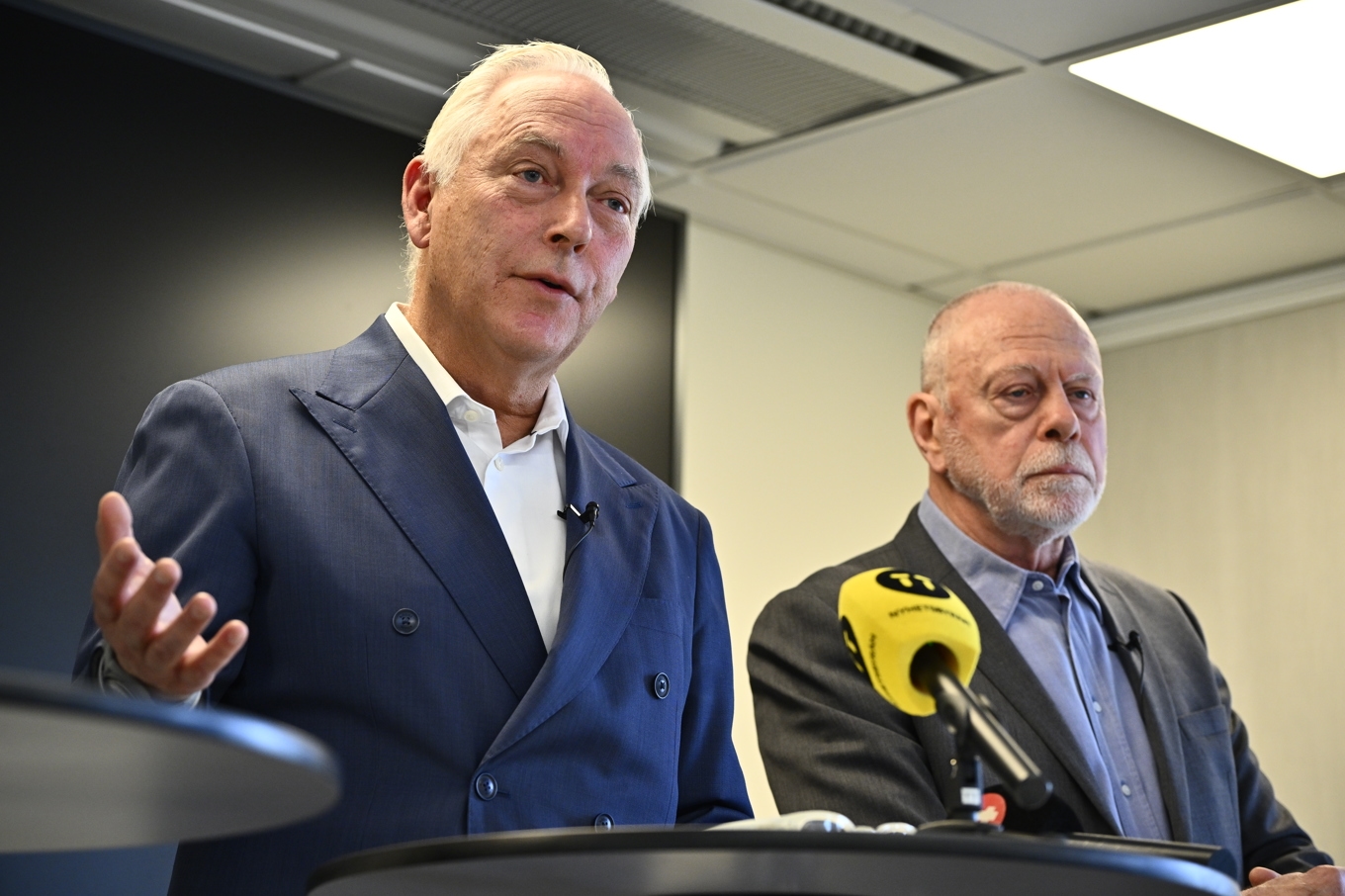 Johan Eriksson, advokat och Sonny Björk, fd kriminaltekniker vid pressträffen om Knutbyfallet tidigare i mars, då man begärde att RÅ skulle öppna fallet på nytt. Foto: Anders Wiklund/TT