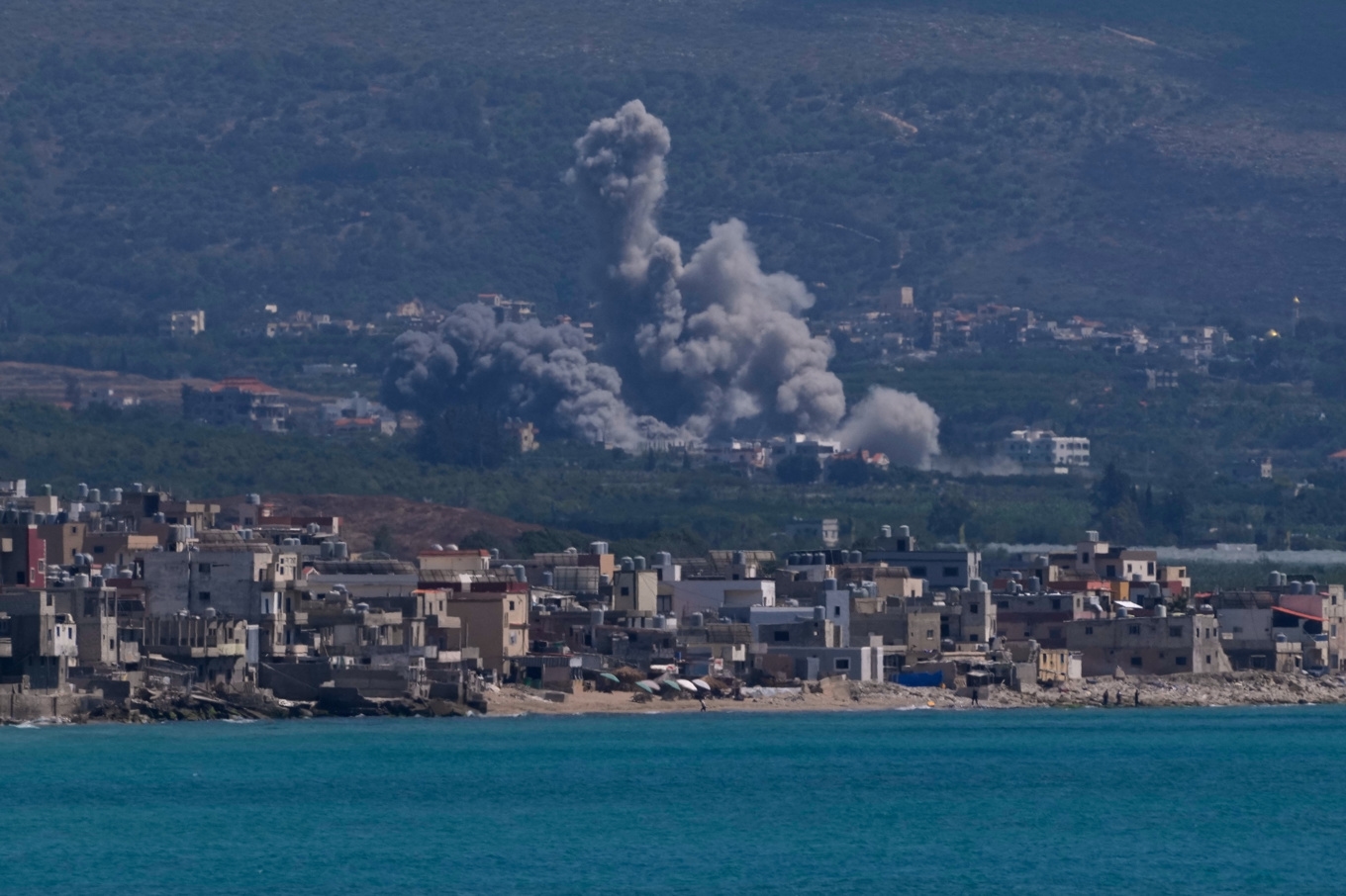 Bild från israeliska bombningar av en by i södra Libanon, sett från staden Tyr, den 2 juni i år. Foto: Mohammed Zaatari/AP/TT