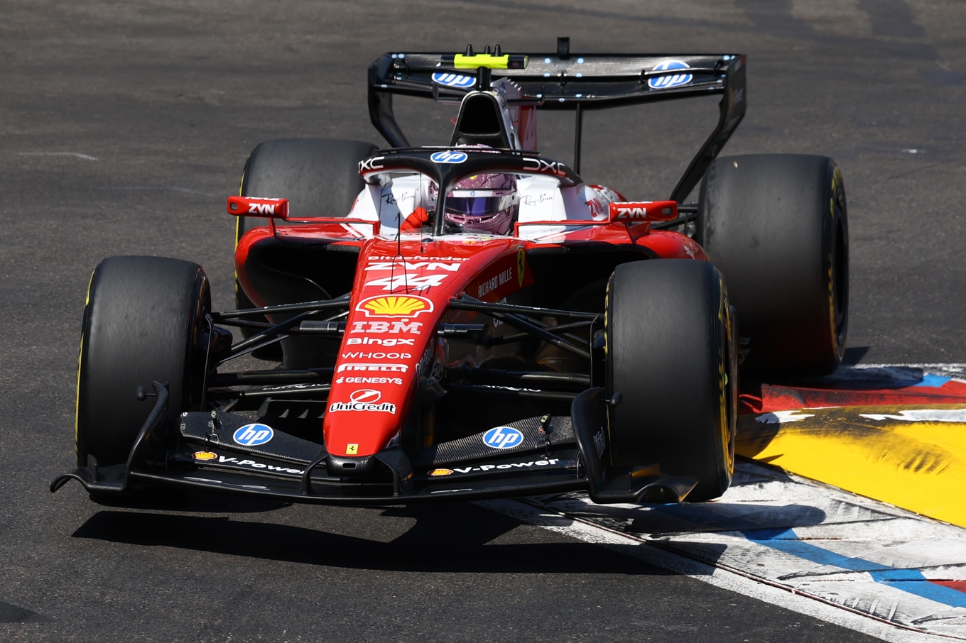 Lewis Hamilton i den bil som Dino Beganovic ska köra i träning på fredag. Foto: Yves Herman /AP/TT