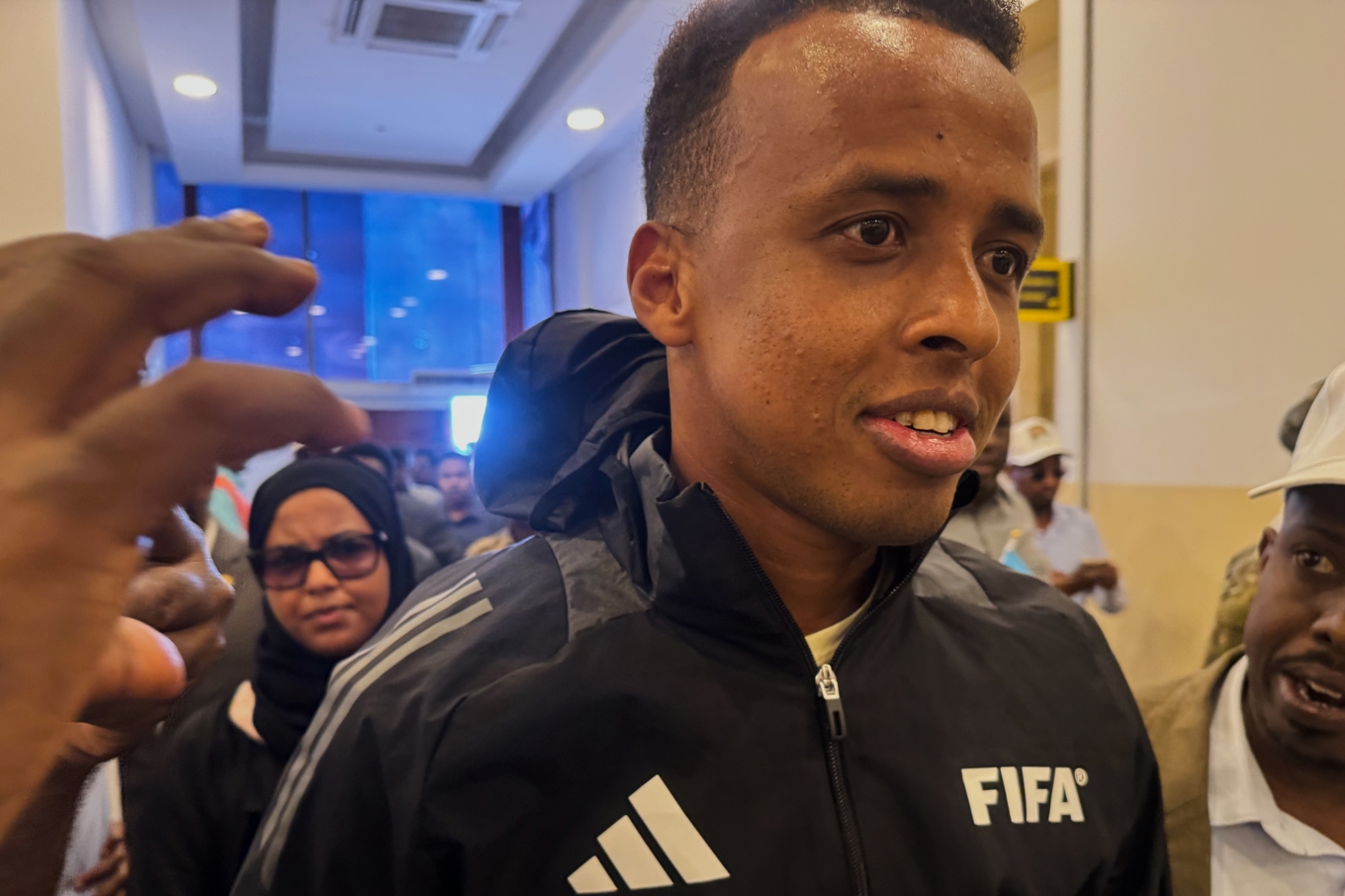 Den somaliske fotbollsdomaren Omar Artan, som stoppades vid den amerikanska gränsen. Här vid hemkomsten till Mogadishu. Foto: Farah Abdi Warsameh /AP/TT