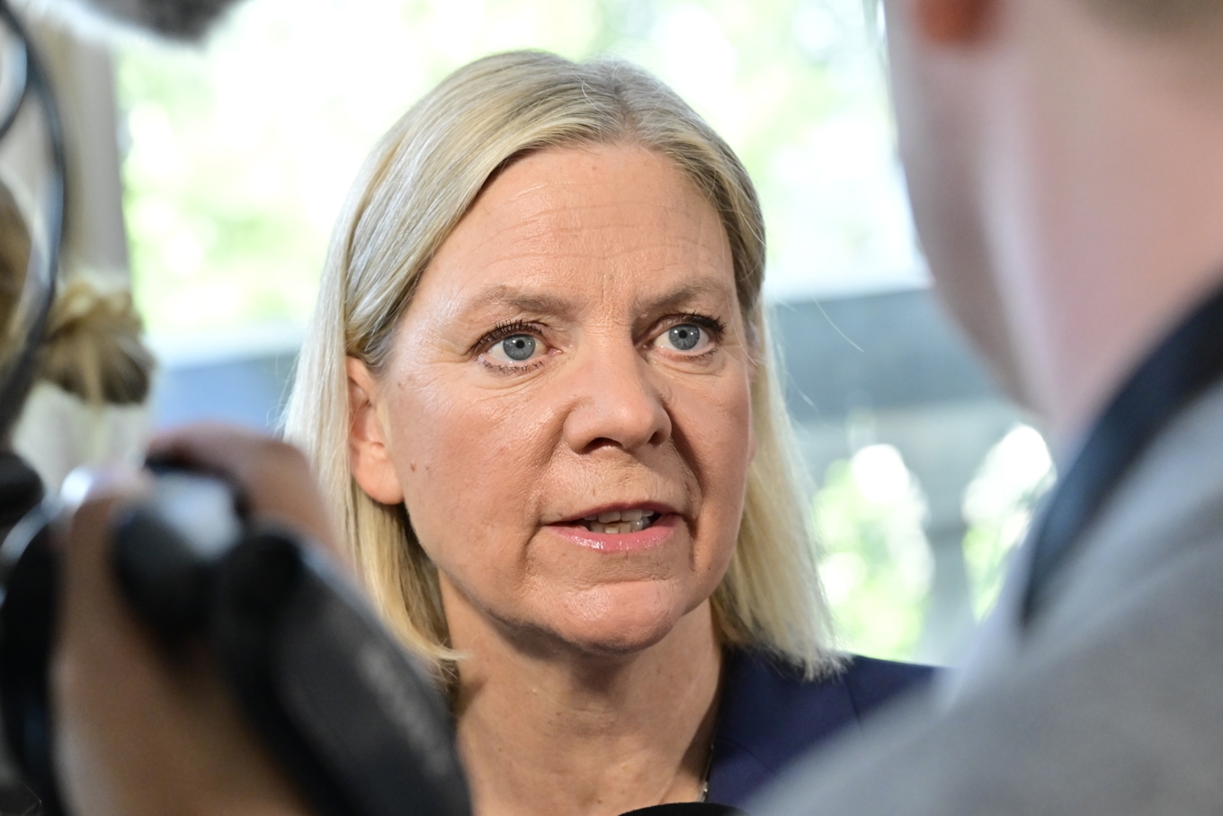 Socialdemokraternas partiledare Magdalena Andersson (S) på väg in till partiledardebatten i riksdagen. Foto: Jonas Ekströmer/TT
