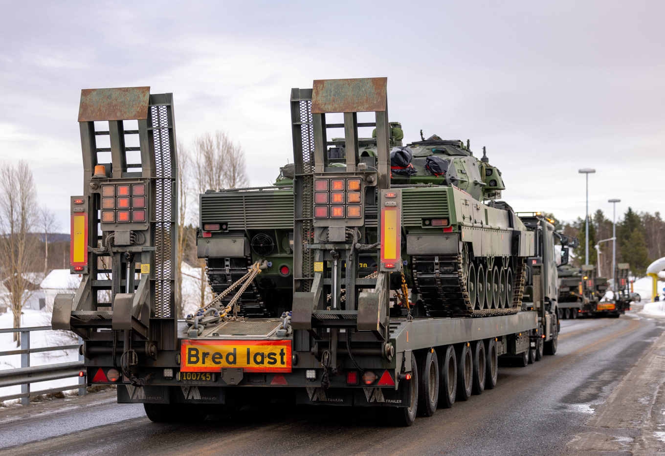 Svenska stridsvagnen Leopard transporteras över gränsen till Finland i samband med en militärövning i mars i år. Foto: Jarno Vuorinen/AP/TT