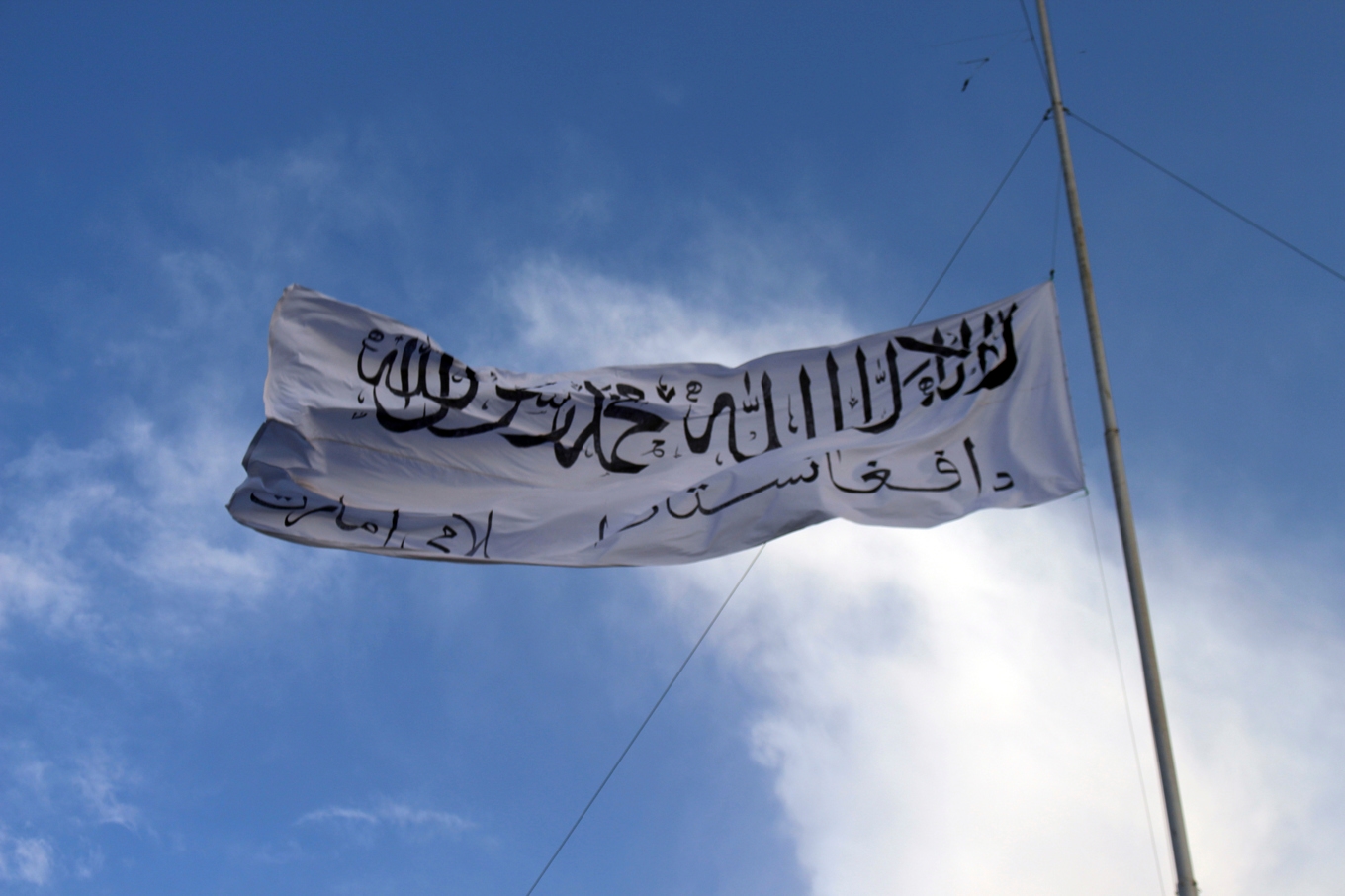 En talibanflagga vajar i vinden. Arkivbild. Foto: Gulabuddin Amiri/AP/TT