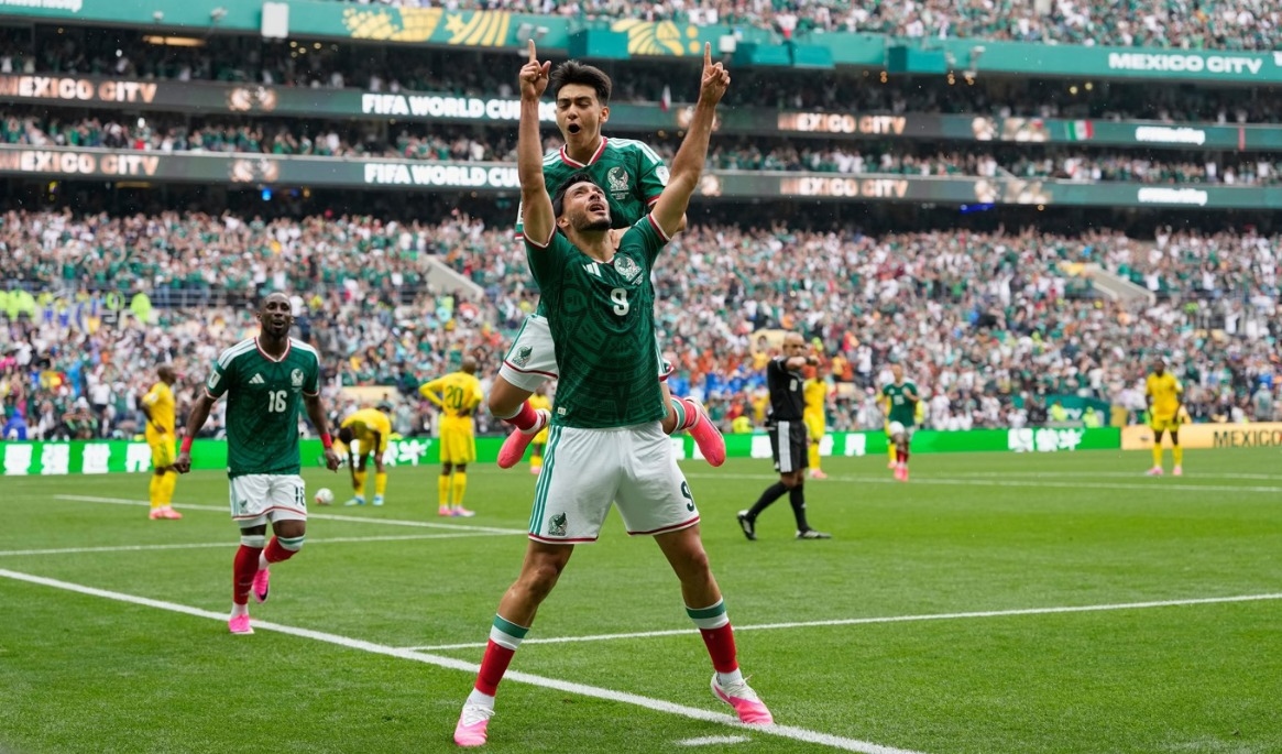 Mexikos Raul Jimenez firar sitt 2–0-mål i VM-premiären mot Sydafrika. Foto: Natacha Pisarenko /AP/TT