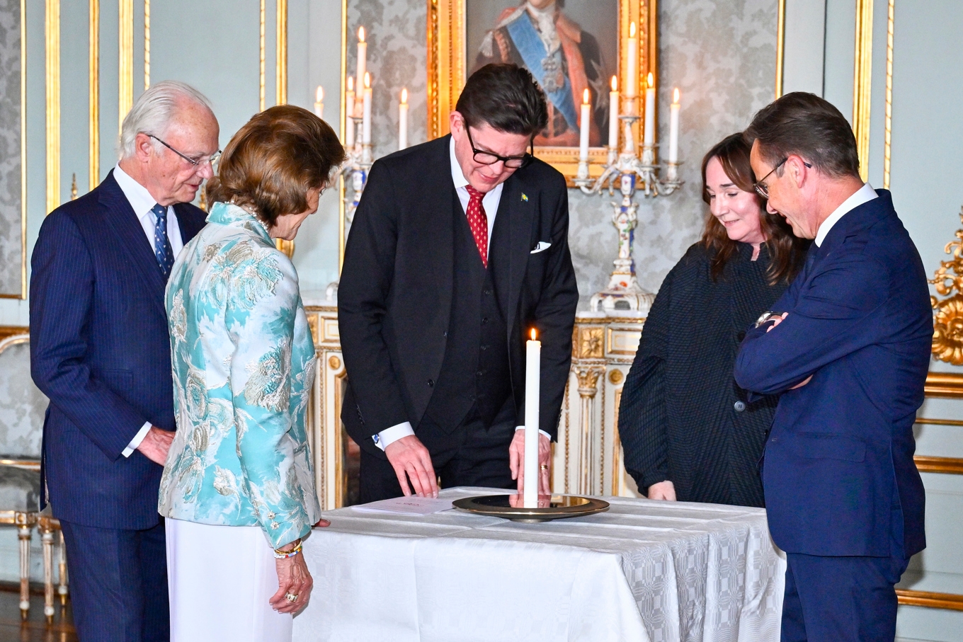 Riksdagens talman Andreas Norlén och statsminister Ulf Kristersson överlämnar gåvan till kung Carl Gustaf och drottning Silvia. Foto: Christine Olsson/TT