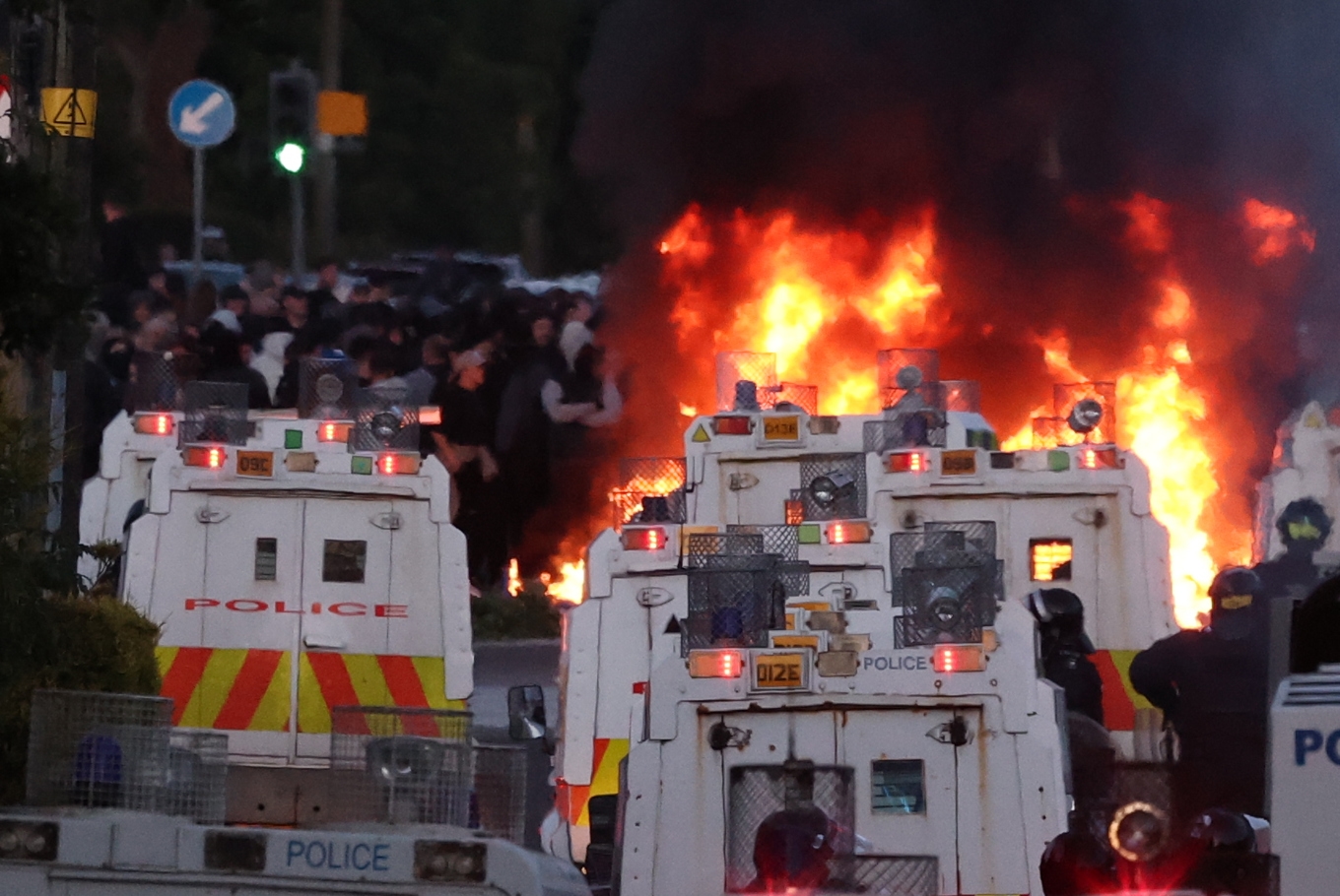 Polis försöker skingra demonstranter i Belfast i Nordirland sent på onsdagen. Foto: PA/AP/TT