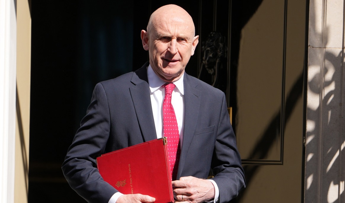 Storbritanniens avgående försvarsminister John Healey, på en bild från april. Foto: Kin Cheung/AP/TT