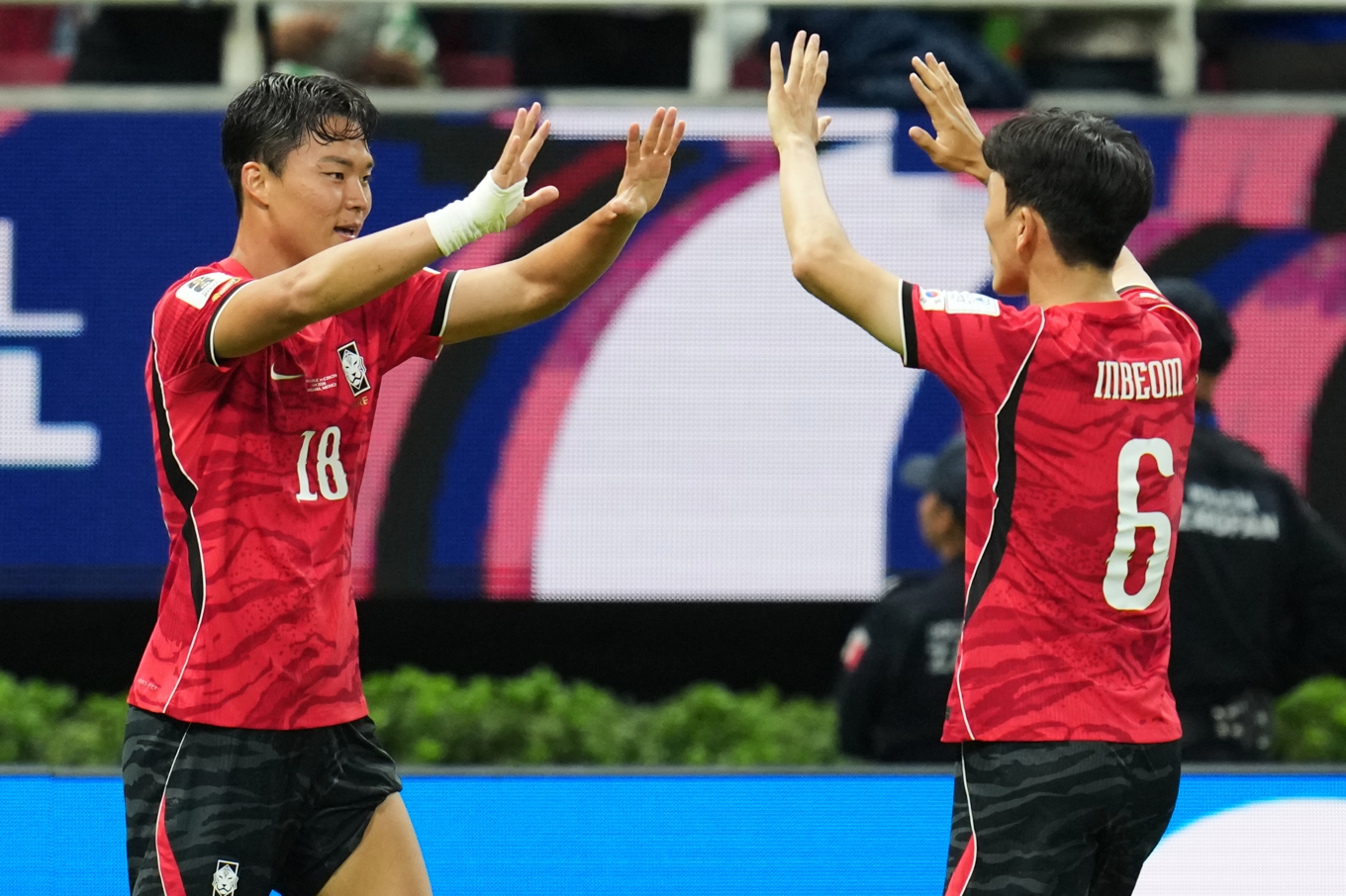 Oh Hyeon-Gyu, till vänster, firar 2–1-målet. Foto: Matias Delacroix /AP/TT