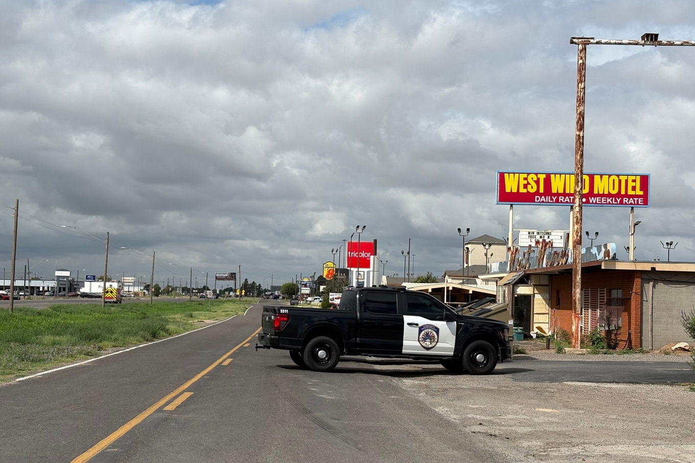 Polis omringar en skytt i staden Midland i Texas. Foto: Luke Dias/AP/TT