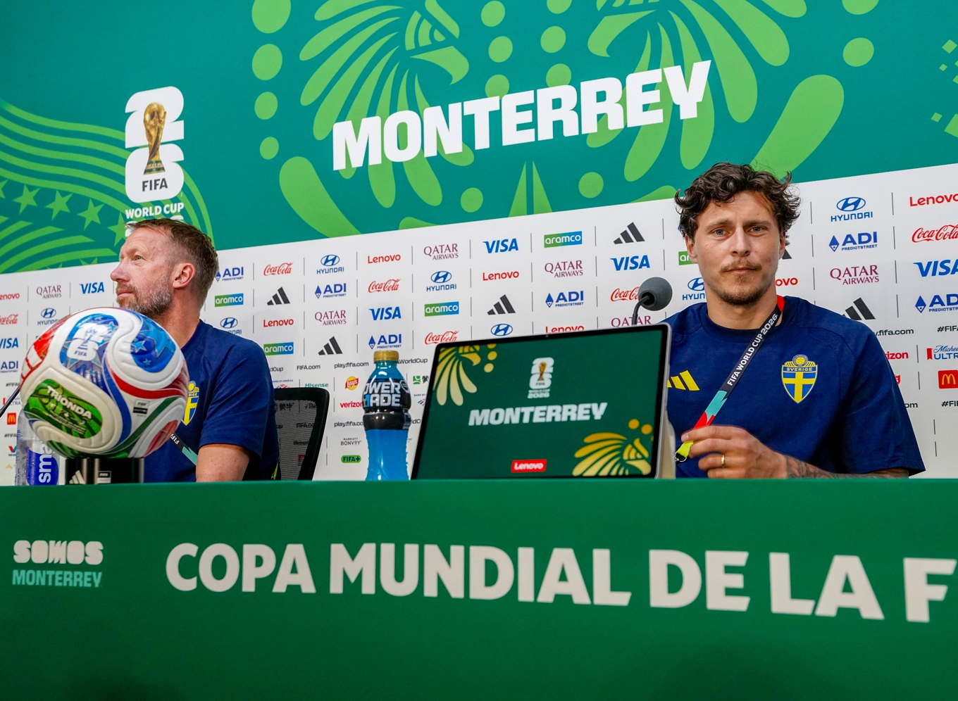 Förbundskapten Graham Potter och lagkapten Victor Nilsson Lindelöf på presskonferensen dagen innan VM-premiären mot Tunisien. Foto: Björn Larsson Rosvall/TT