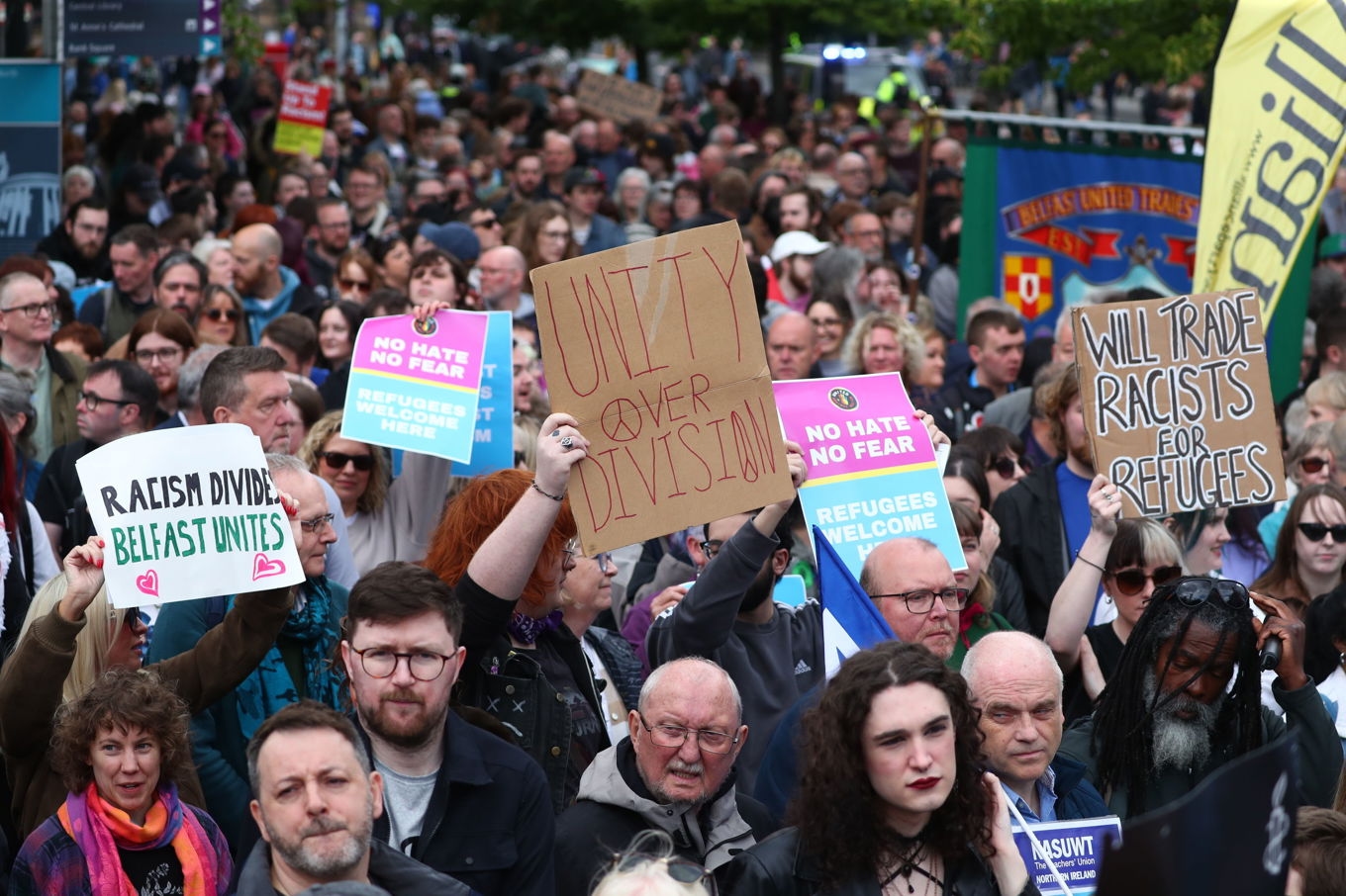 Människor samlades i Belfast för att markera mot hat och rasism. Foto: Peter Morrison /AP/TT