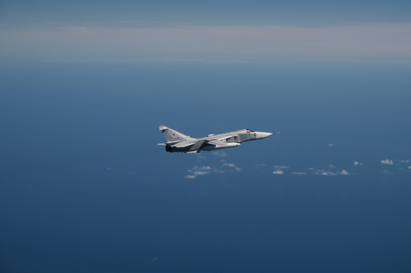 Bild på ett av de ryska stridsflygen, av typen Su-24, som var nära svenskt luftrum i fredags. Foto: Försvarsmakten
