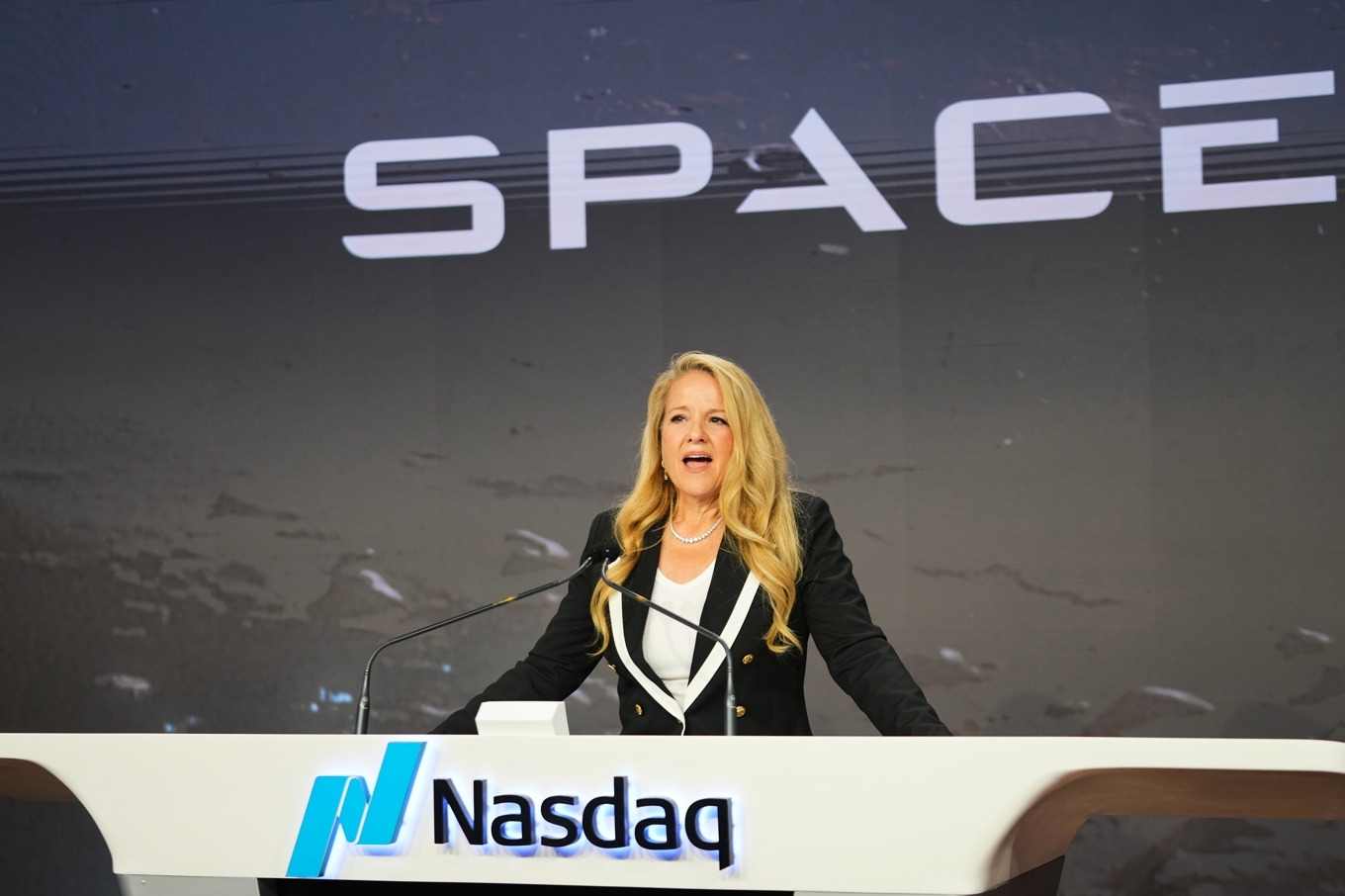 Space X operativa chef Gwynne Shotwell talar i samband med fredagens ceremoni när aktien hade börspremiär. Foto: Frank Franklin II /AP/TT