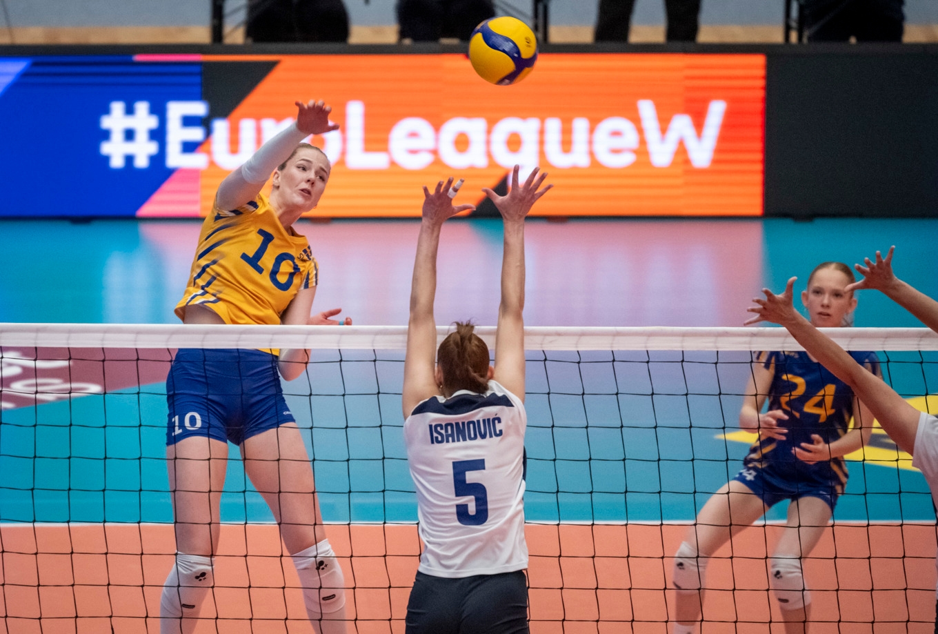 Isabelle Haak dundrar in en av sina 24 poäng i segermatchen över Bosnien-Hercegovina. Foto: Johan Nilsson/TT