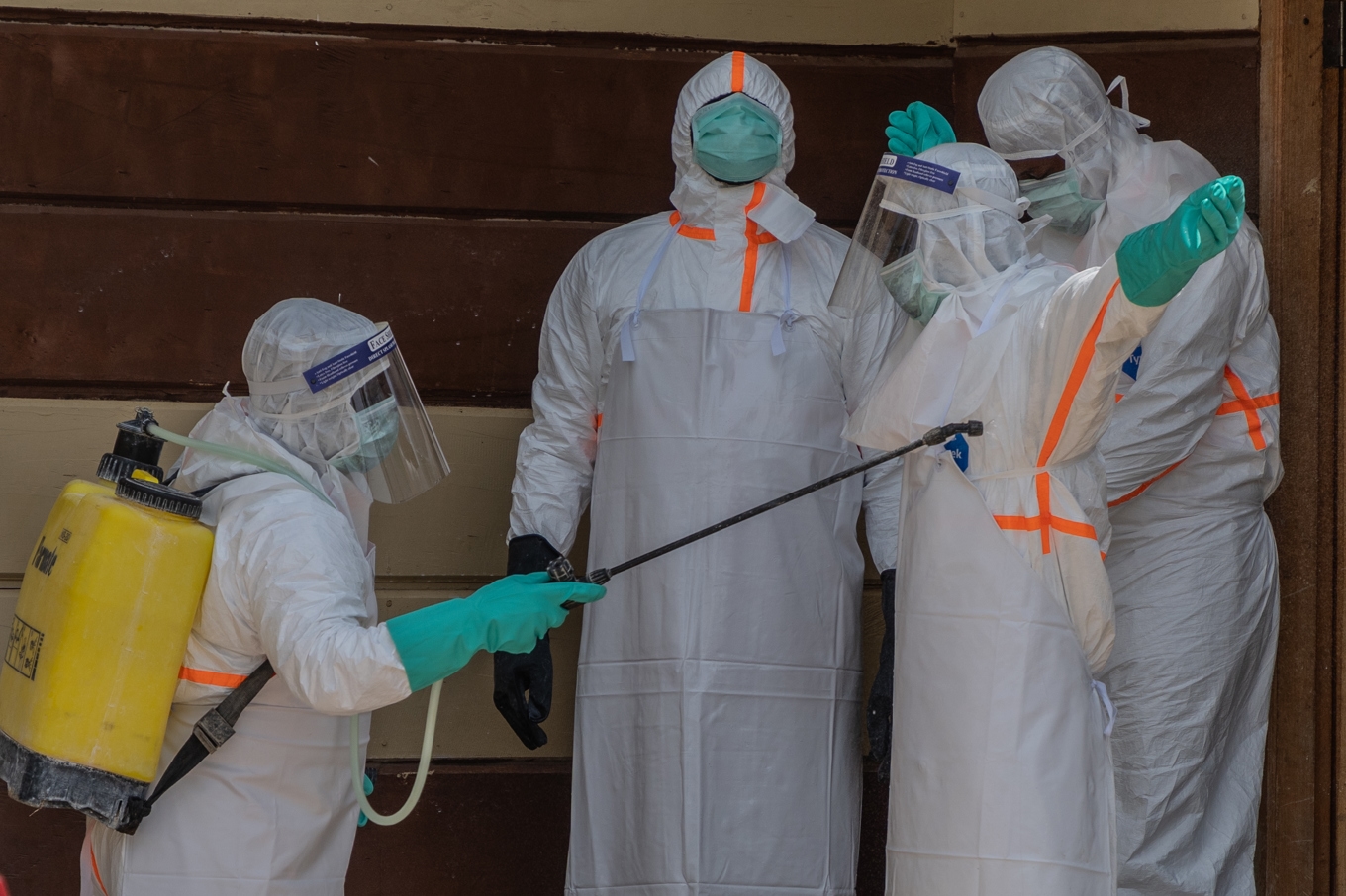 Hälsovårdspersonal i Kongo-Kinshasa desinficerar varandra efter att de varit i kontakt med ebolasmittade. Bild från fredagen. Foto: Moses Sawasawa/AP/TT