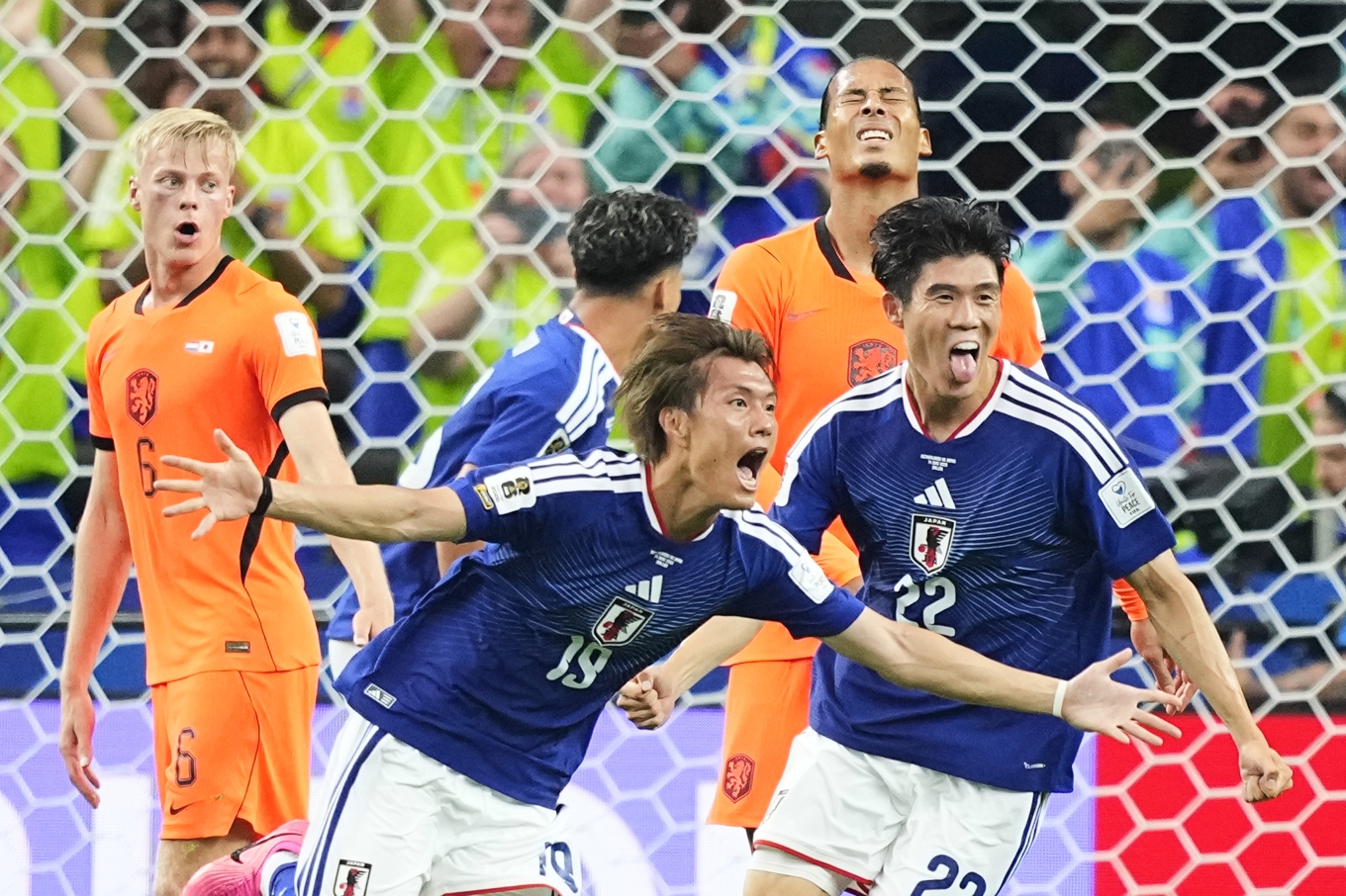 Japanskt jubel efter 2–2-målet mot Nederländerna i Dallas. Foto: Julio Cortez/AP/TT