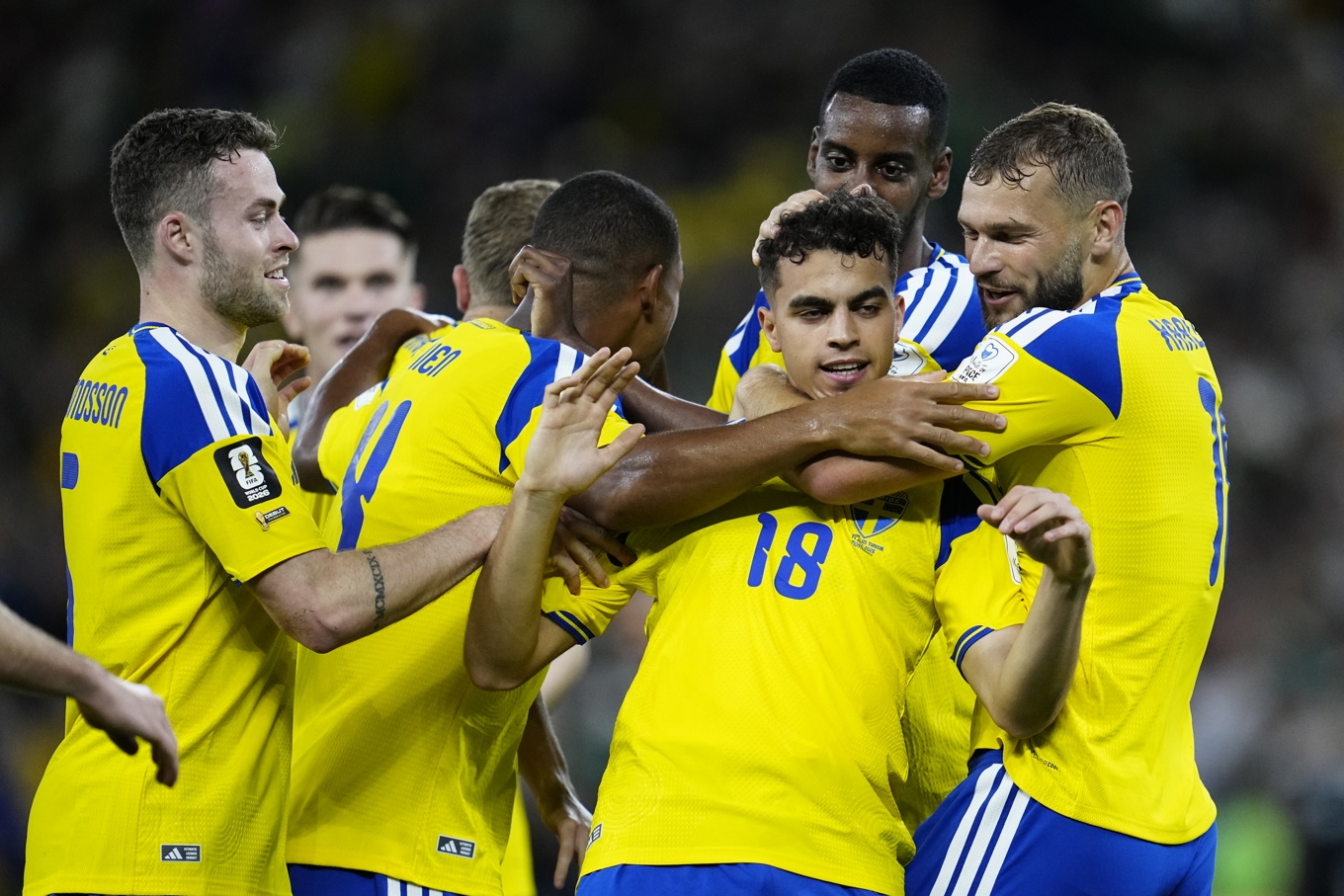 Yasin Ayari klappas om efter 1-0-målet. Foto: Björn Larsson Rosvall/TT