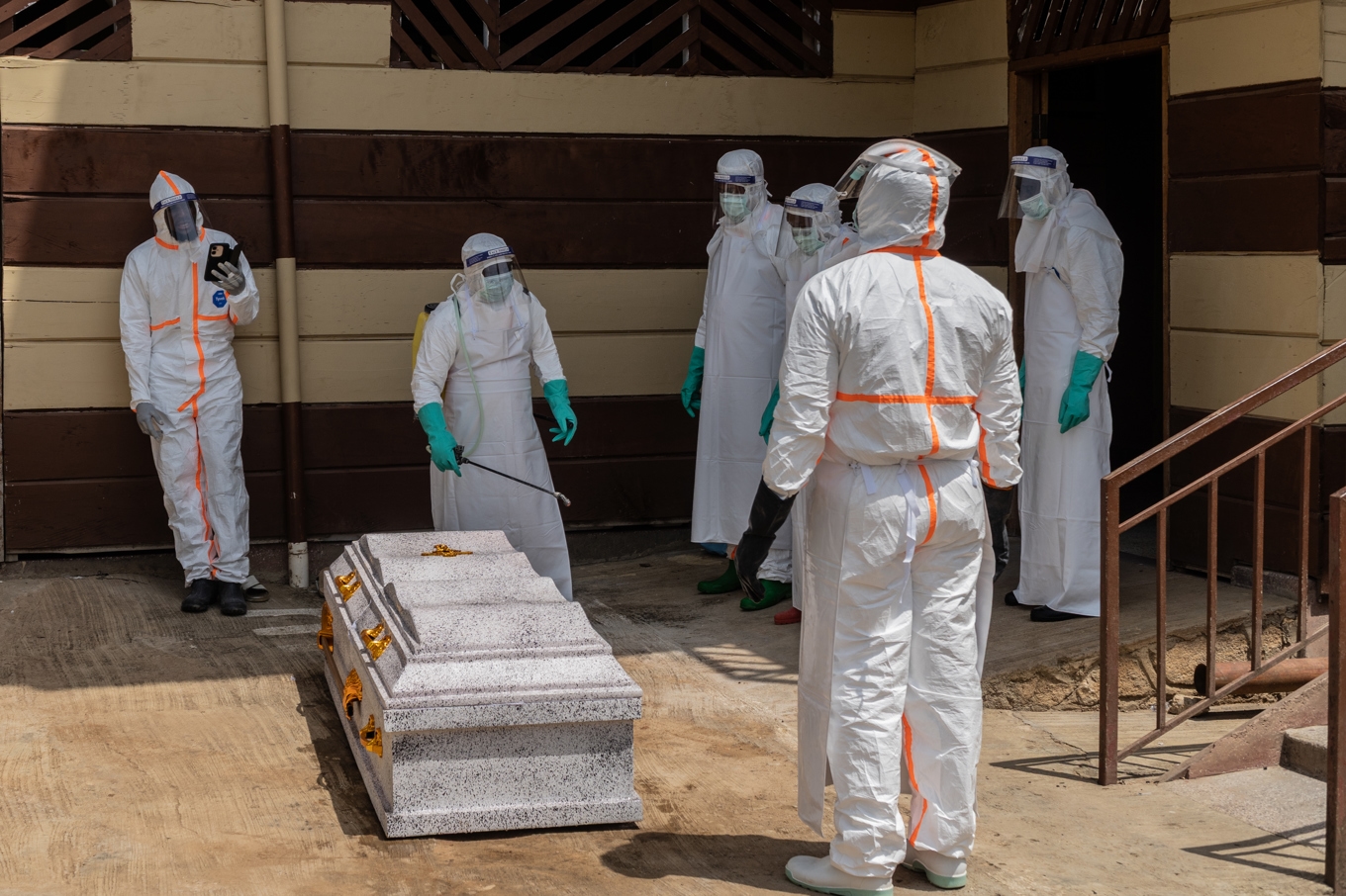 Hälsoarbetare förbereder en kista med en avliden ebolapatient i Bunia i Kongo-Kinshasa. Bild från i fredags. Foto: Moses Sawasawa/AP/TT