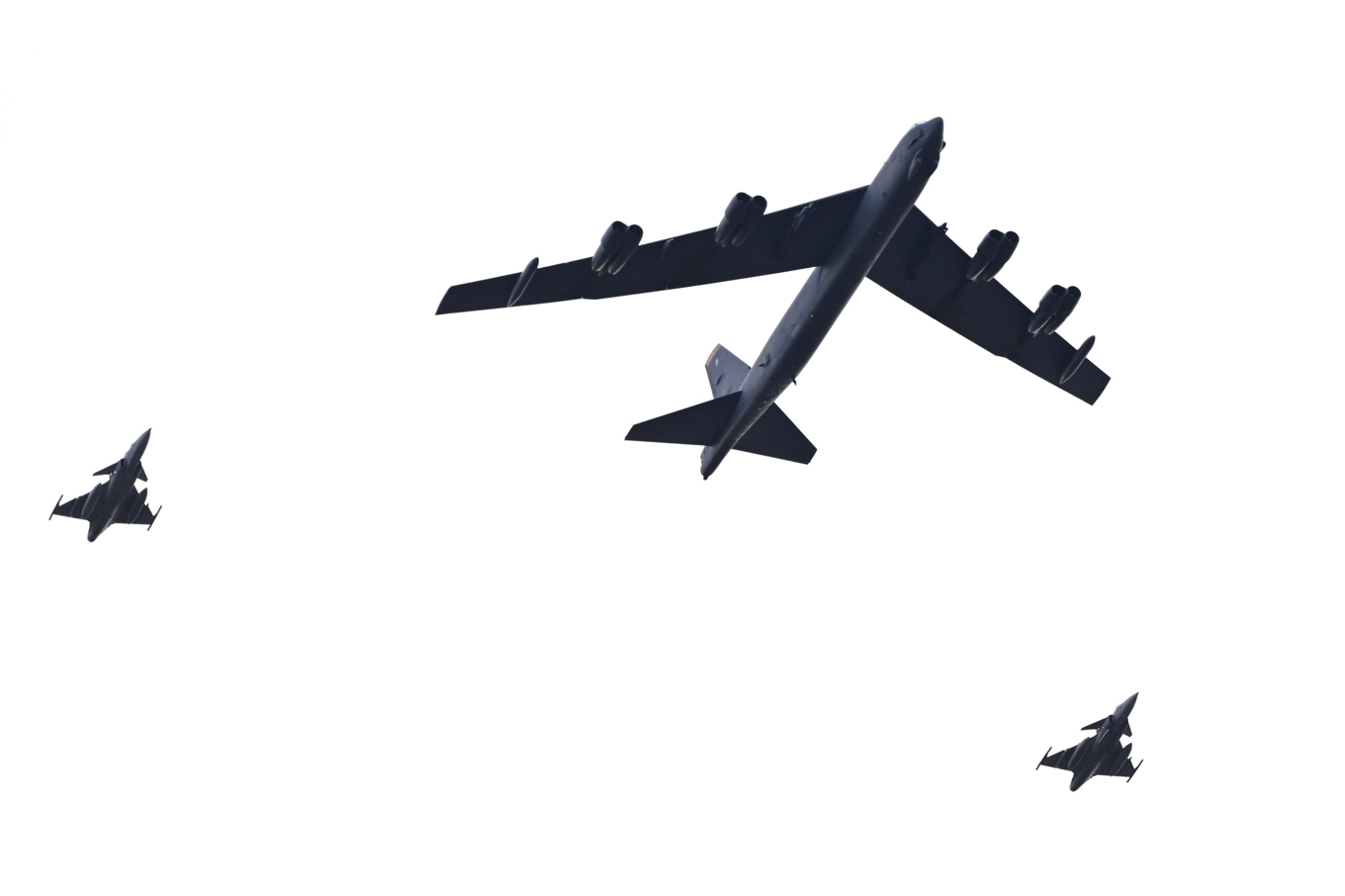 Ett B-52-plan av typ Stratofortress under överflygning i Stockholm, flankerad av två Jas 39 Gripenplan. Arkivbild. Foto: Jonas Ekströmer/TT