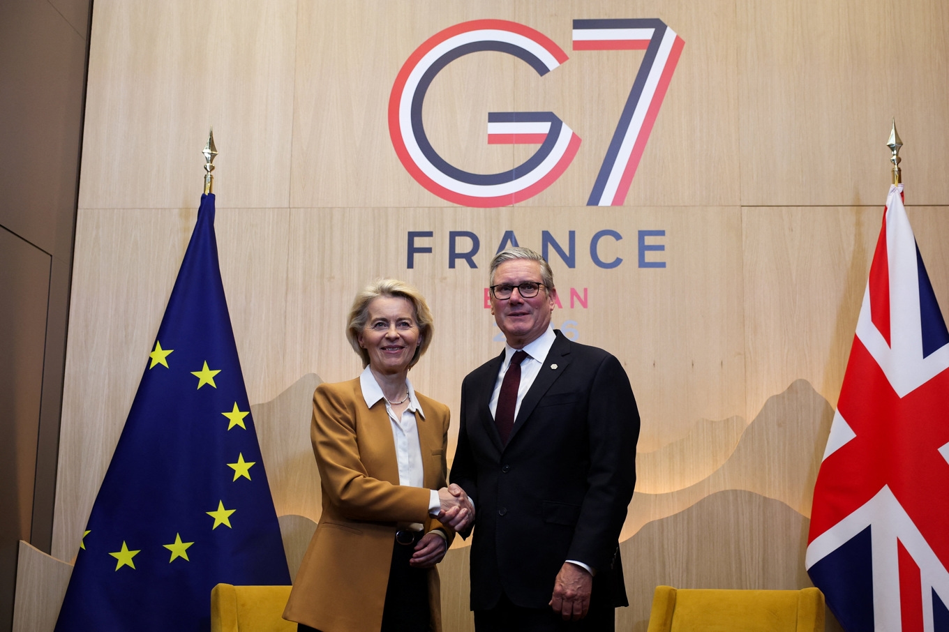 EU-kommissionens ordförande Ursula von der Leyen och Storbritanniens premiärminister Keir Starmer under ett möte i Evian på tisdagen. Foto: Isabel Infantes/AP/TT