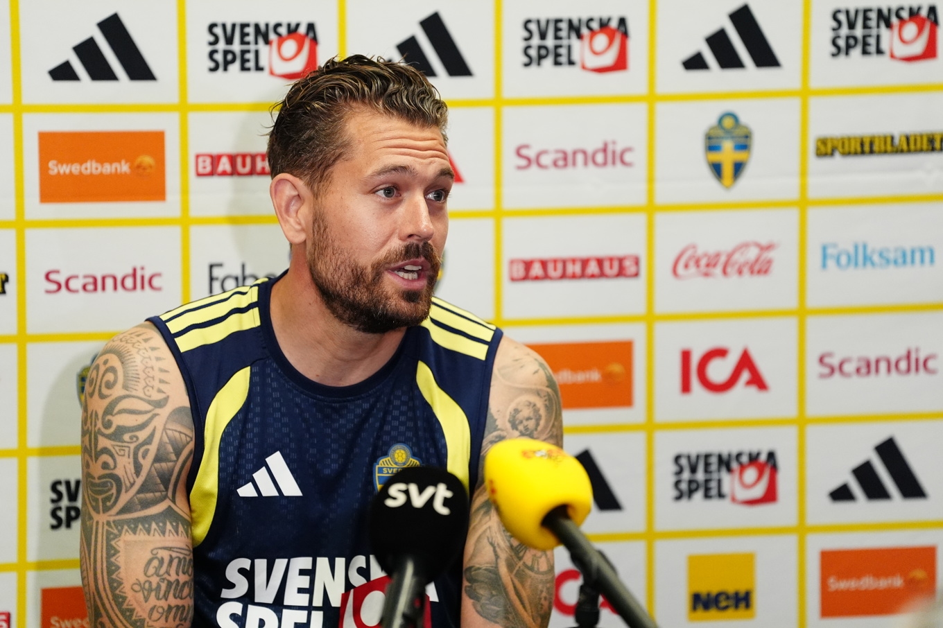 Kristoffer Nordfeldt, med några timmars sömn att ta igen, under måndagens pressträff på landslagets VM-bas i Dallas. Foto: Björn Larsson Rosvall/TT
