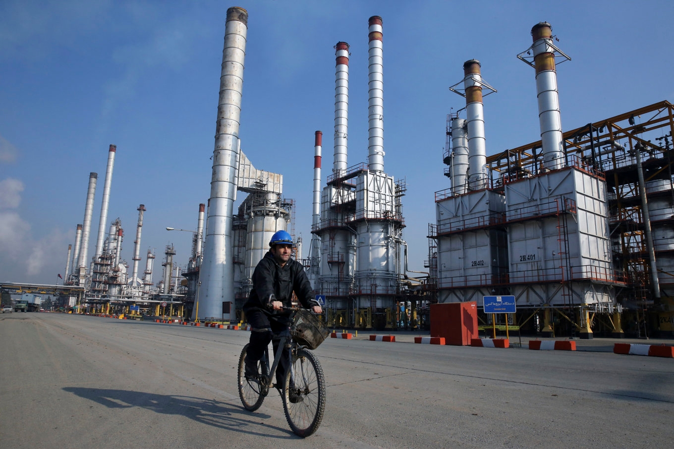 Ett oljeraffinaderi söder om Irans huvudstad Teheran. Bilden är tagen innan kriget bröt ut mellan USA och Iran. Arkivbild. Foto: Vahid Salemi/AP/TT