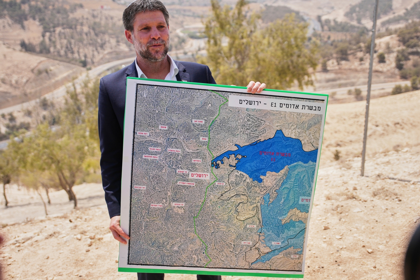 Israels finansminister Bezalel Smotrich håller upp en karta som visar ett annat bosättningsprojekt på Västbanken. Arkivbild. Foto: Ohad Zwigenberg/AP/TT
