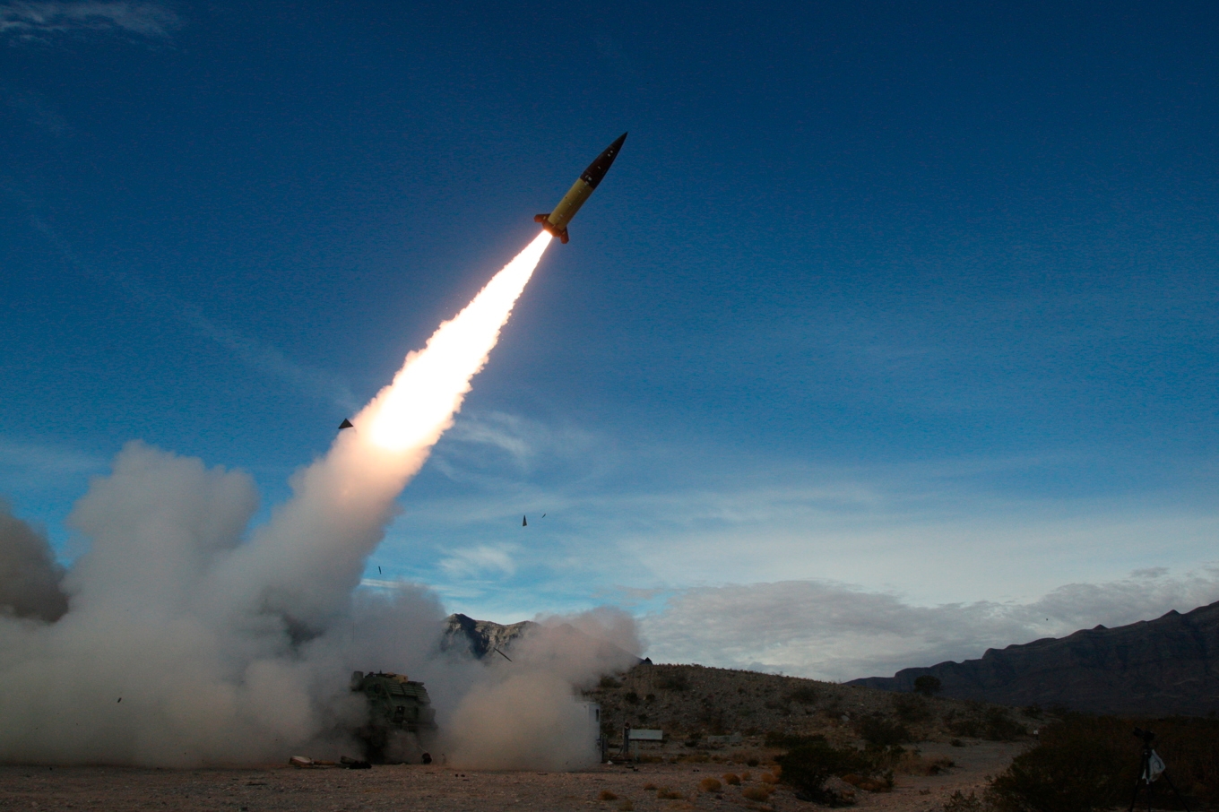 En amerikansk ATACMS-robot i samband med en provskjutning på det militära skjutfältet White Sands Missile Range i USA. Foto: John Hamilton/AP/TT