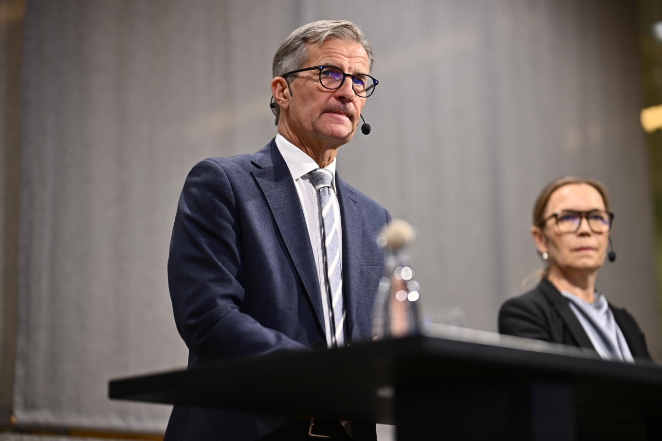 Riksbankschef Erik Thedéen och Åsa Olli Segendorf, chef för avdelningen penningpolitik, kommenterar Riksbankens besked att styrräntan lämnas oförändrad på 1,75 procent, under en pressträff på onsdagen. Foto: Anders Wiklund/TT