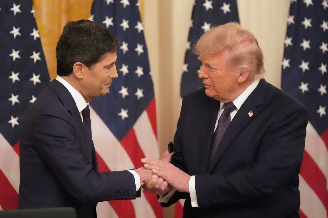 Nya Fed-chefen Kevin Warsh tillsammans med USA:s president Donald Trump. Arkivbild. Foto: Alex Brandon/AP/TT