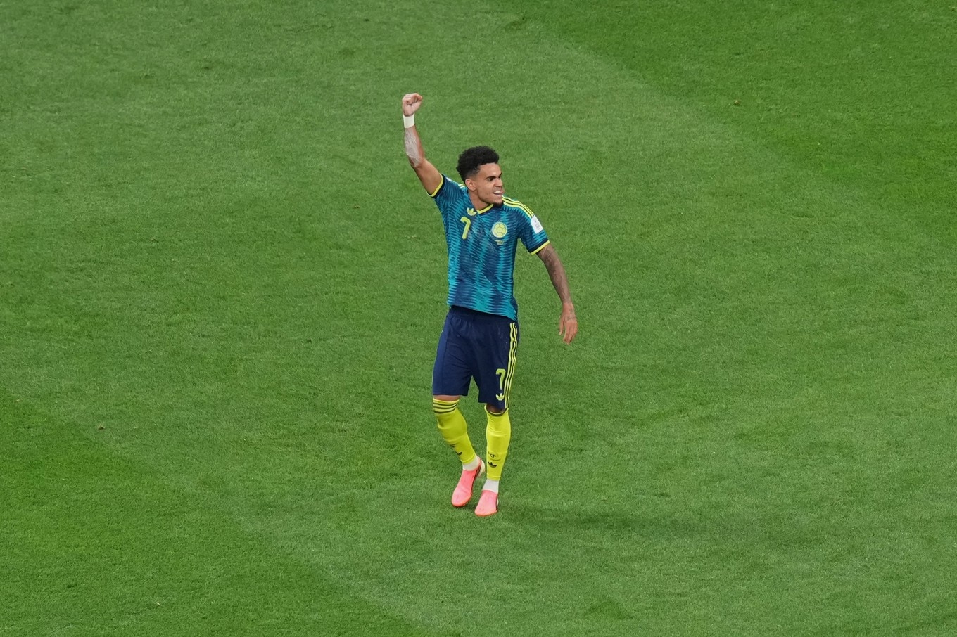 Colombias storstjärna Luis Diaz firar mot Uzbekistan. Foto: Silvia Izquierdo/AP/TT