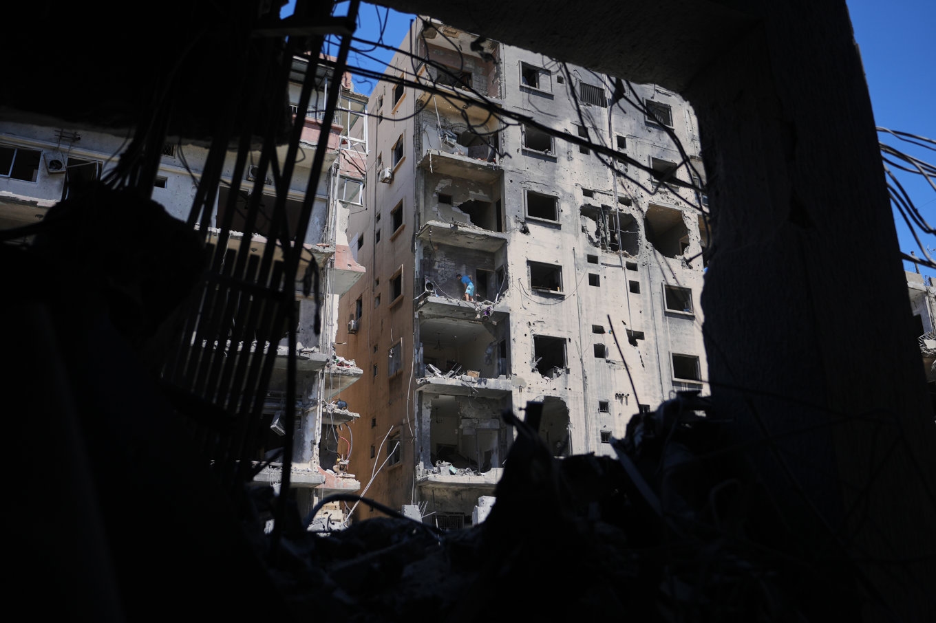 Byggnader i staden Tyr som har förstörts i israeliska anfall. Bilden togs på torsdagen. Foto: Hassan Ammar/AP/TT