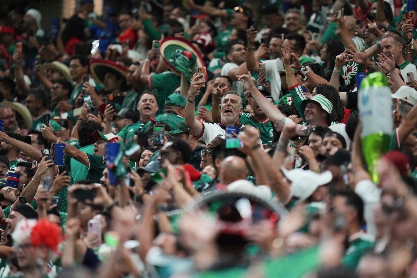 Mexikanska supportrar firar segermatchen mot Sydkorea. Foto: Eduardo Verdugo/AP/TT