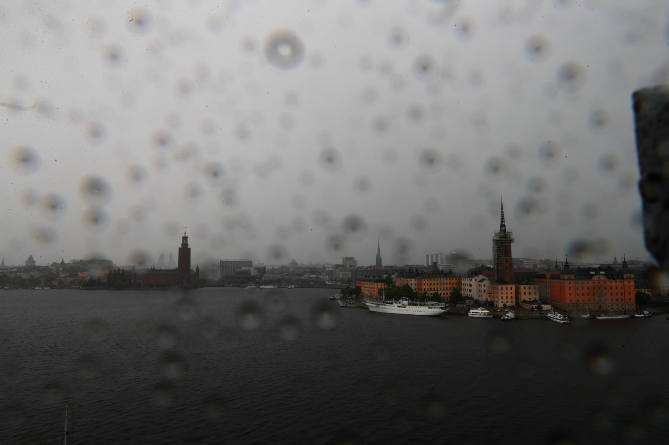 Regn och åskväder drar in över Stockholm på midsommardagen. Foto: Magnus Grimstedt/TT