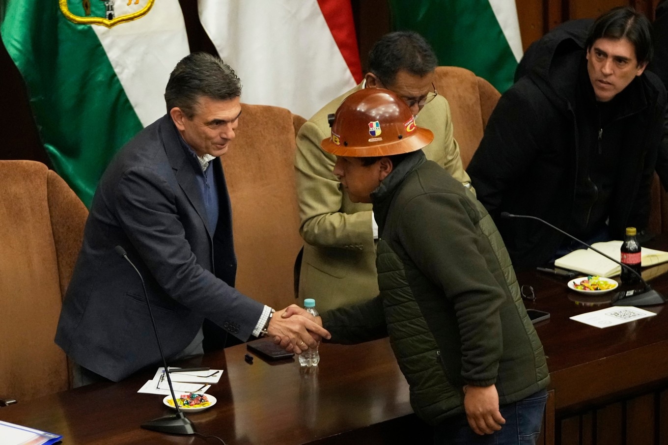 Bolivias president Rodrigo Paz, till vänster, skakar hand med fackföreningsrörelsen Cob:s ordförande Mario Argollo. Foto: Juan Karita/AP/TT