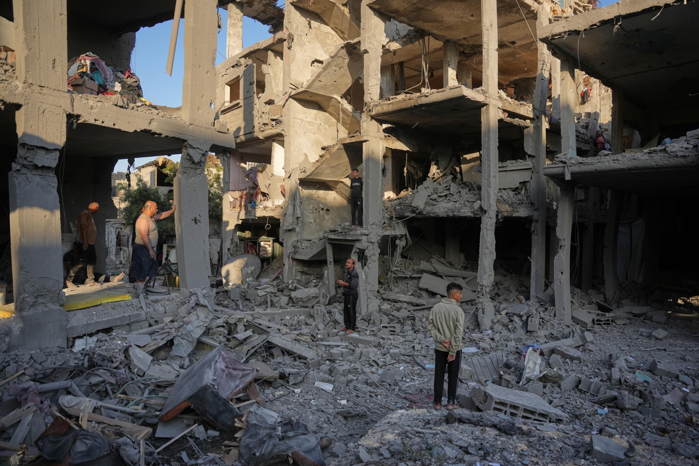 Palestinier står vid bråten efter en av de många israeliska attacker som regelbundet drabbar Gazaremsan. Bilden är tagen 12 juni. Foto: Abdel Kareem Hana/AP/TT